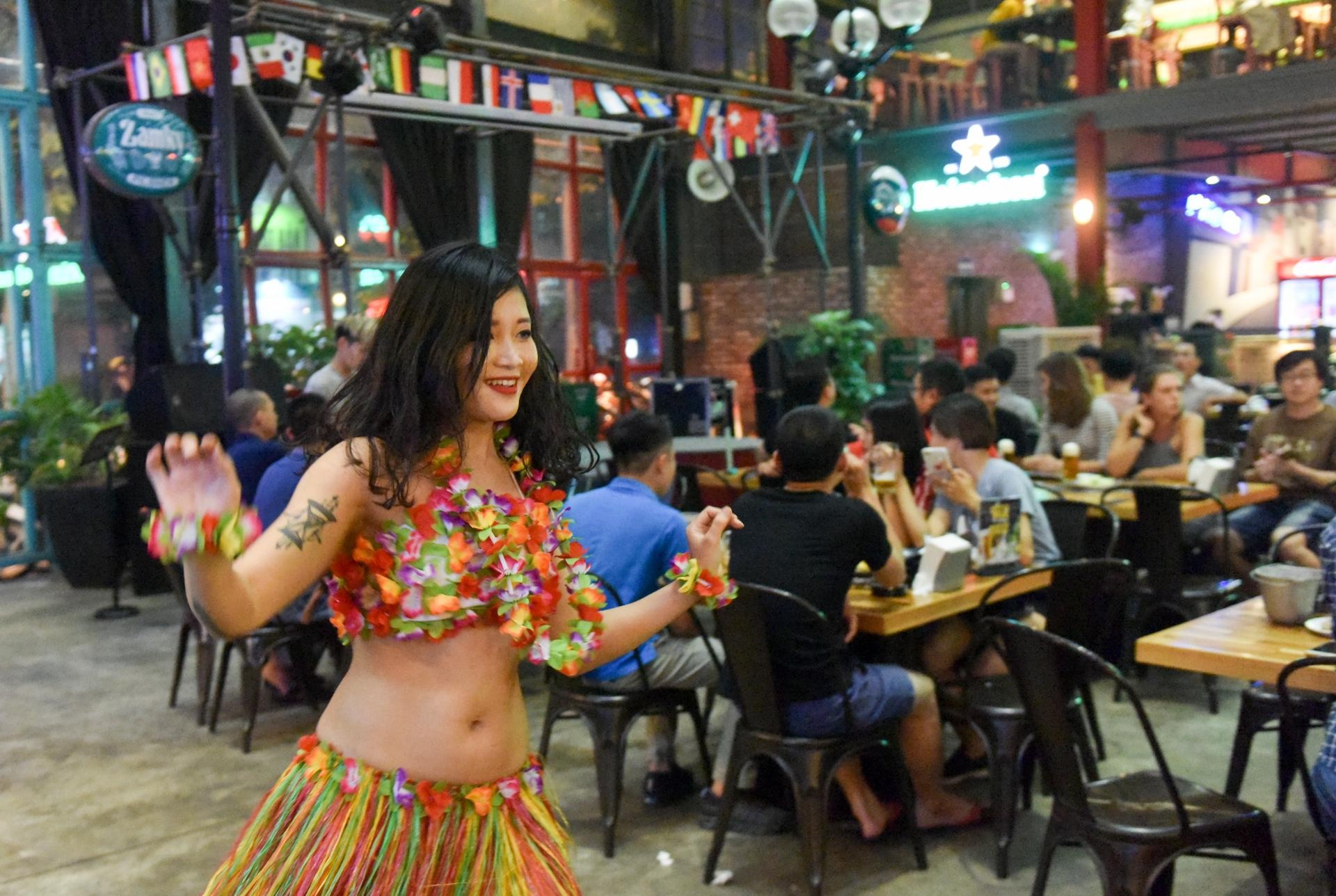 Nguoi ham mo don xem World Cup ngoai via he anh 3