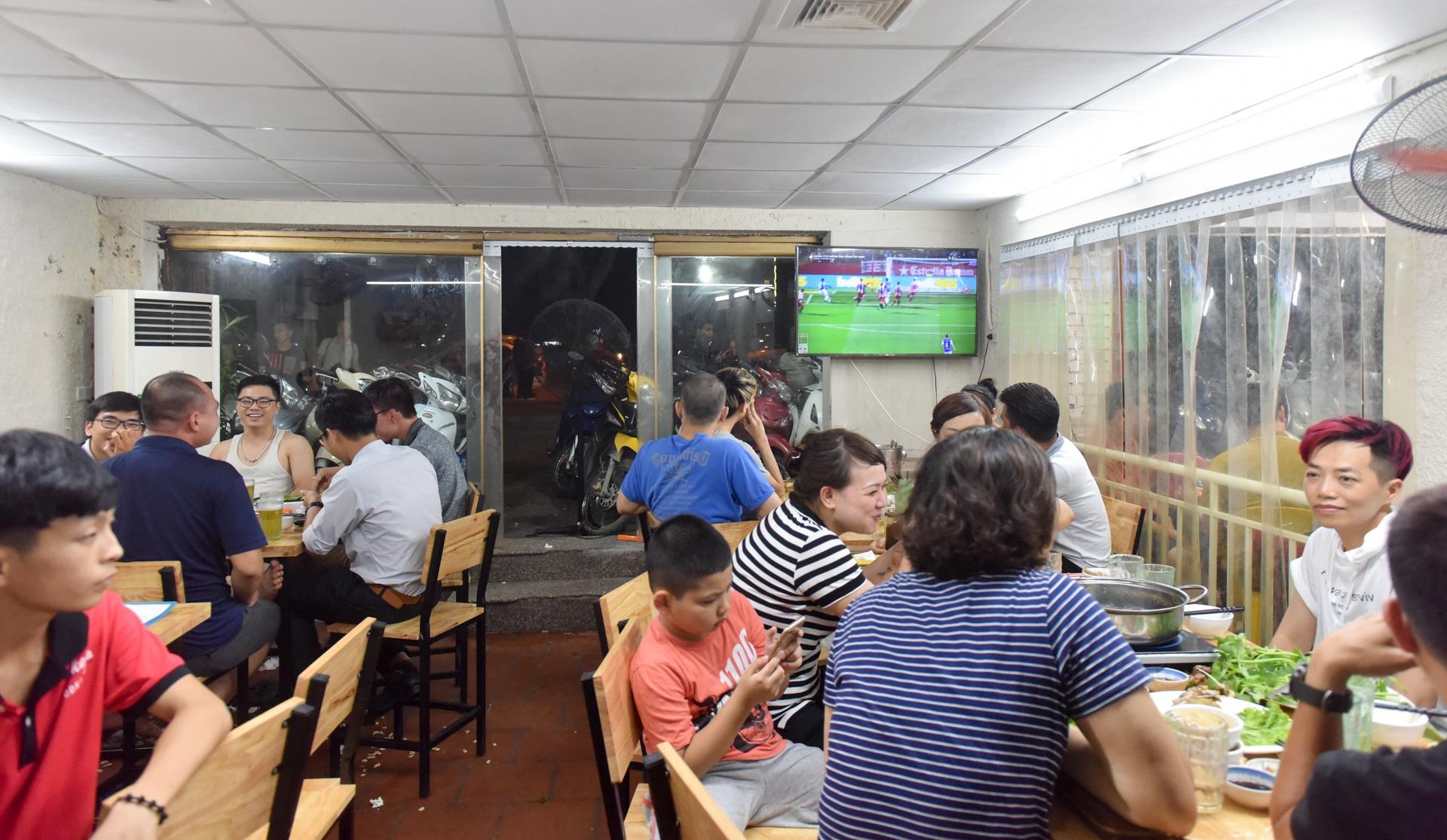 Nguoi ham mo don xem World Cup ngoai via he anh 4