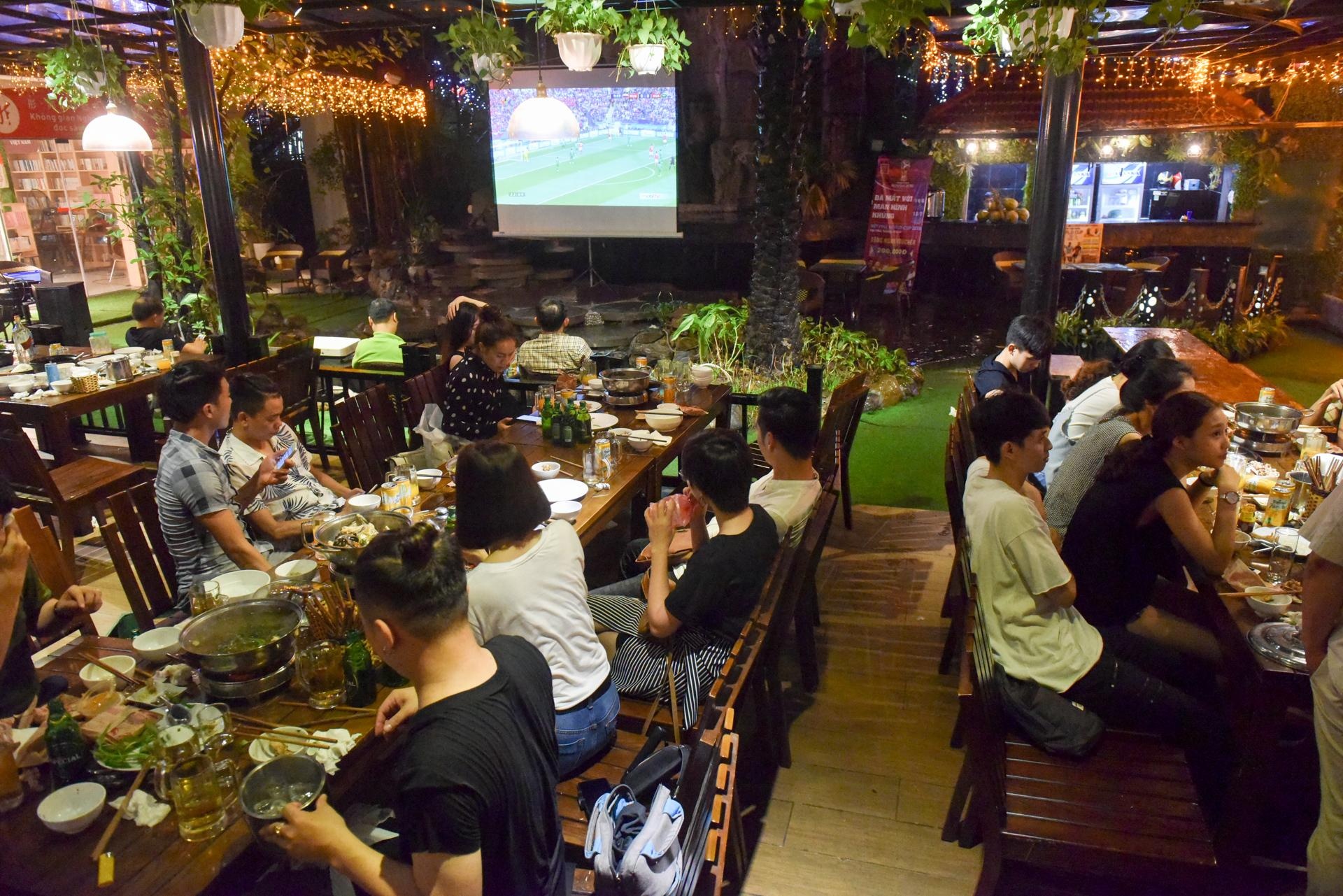 Nguoi ham mo don xem World Cup ngoai via he anh 9