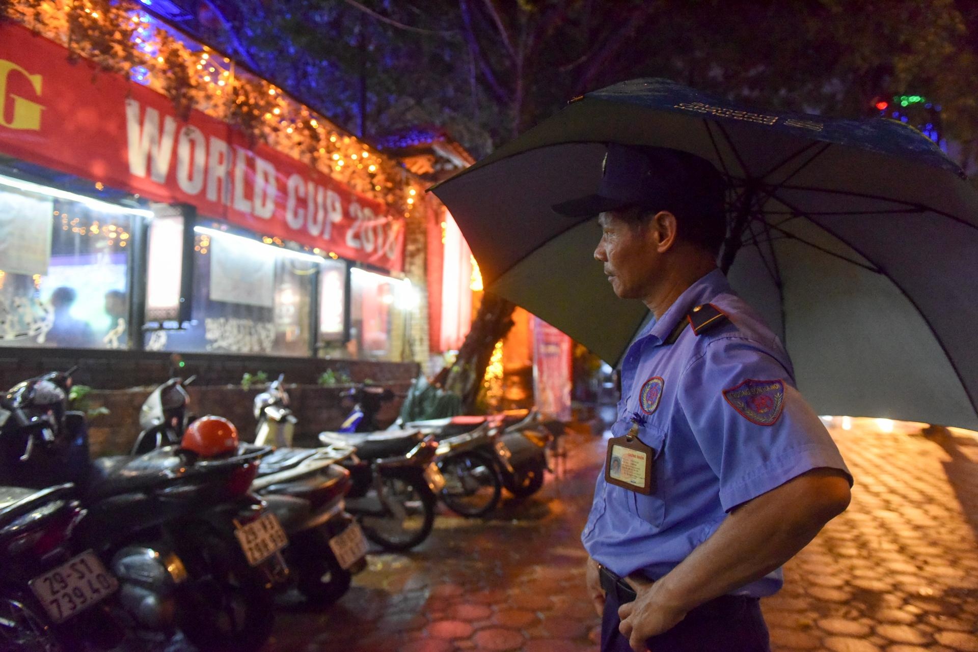 Nguoi ham mo don xem World Cup ngoai via he anh 10