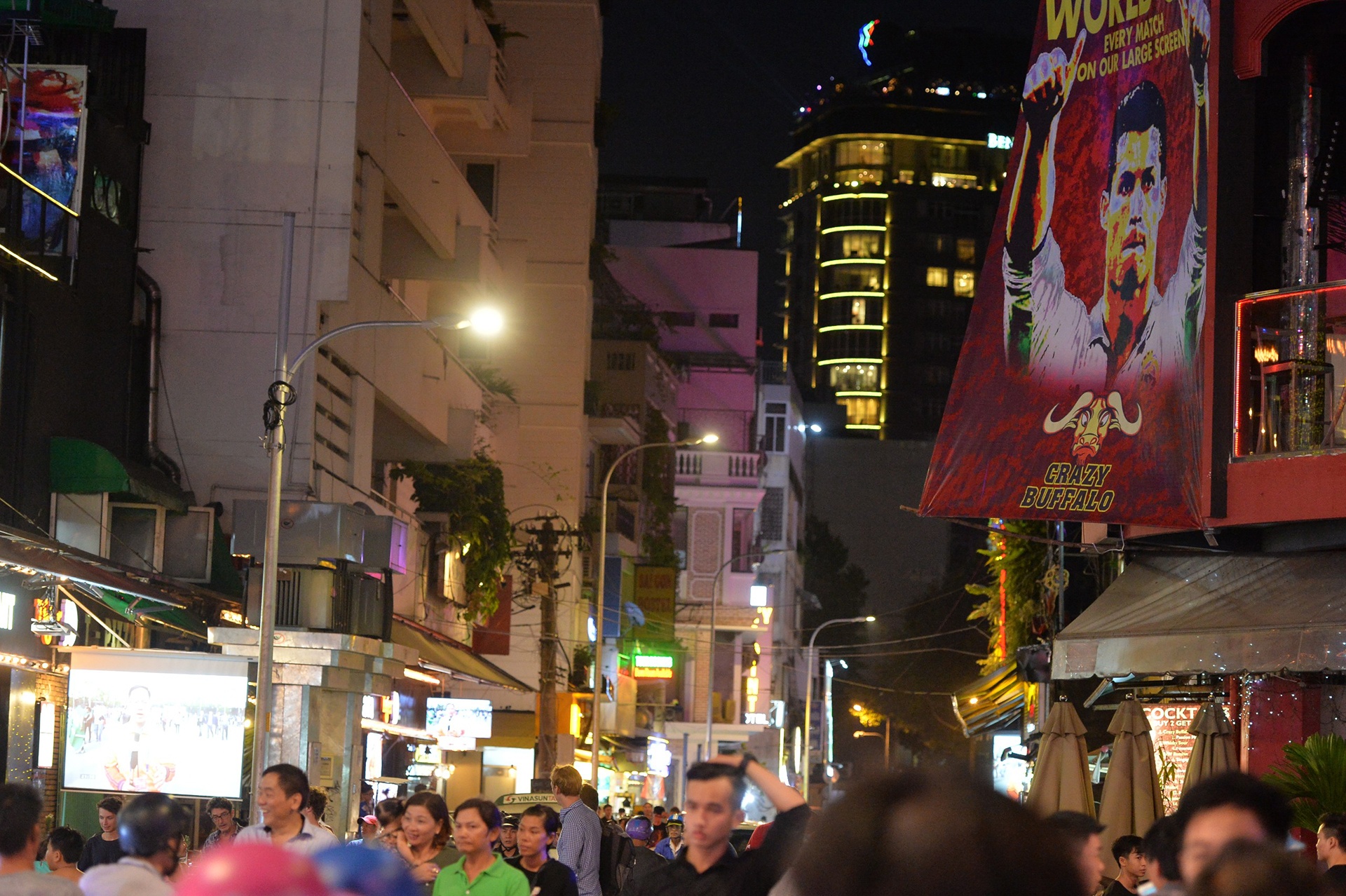 nguoi ham mo xem bong da World Cup o Sai Gon anh 3