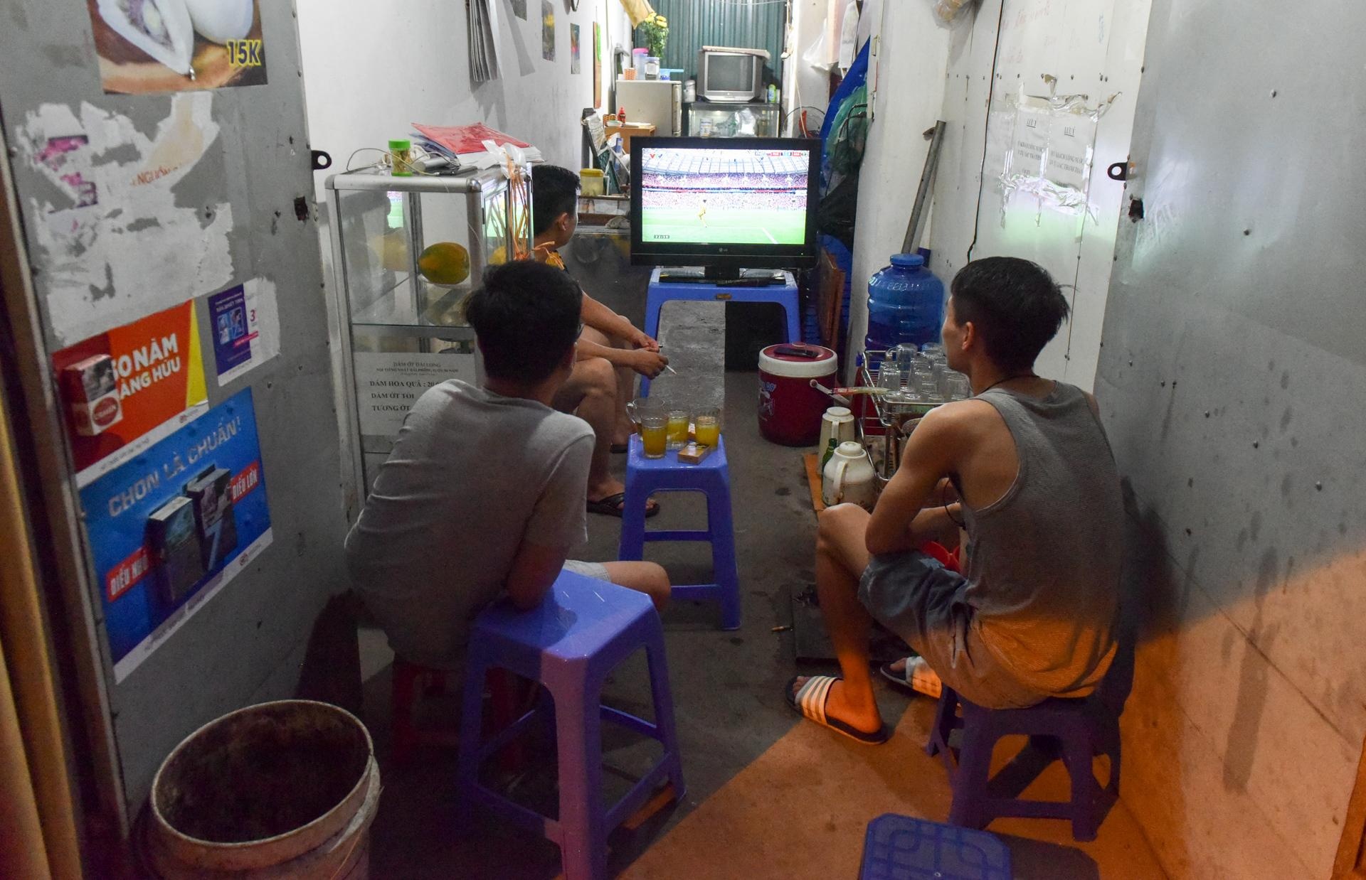 Nguoi ham mo don xem World Cup ngoai via he anh 12