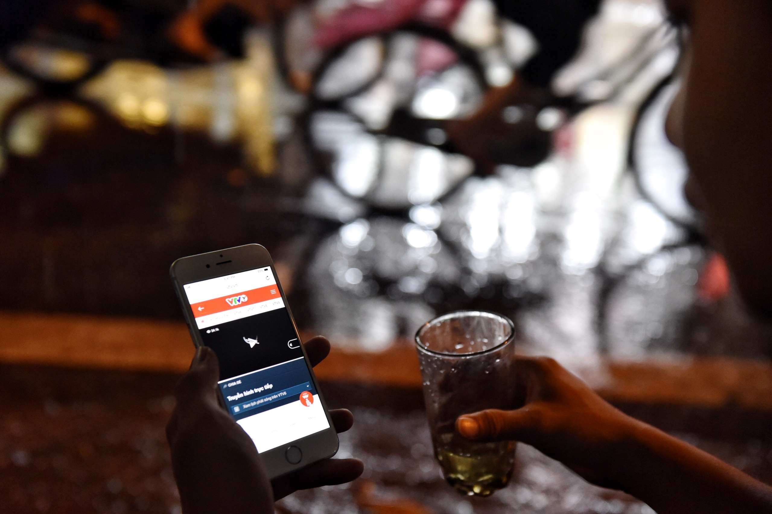 Nguoi ham mo don xem World Cup ngoai via he anh 7