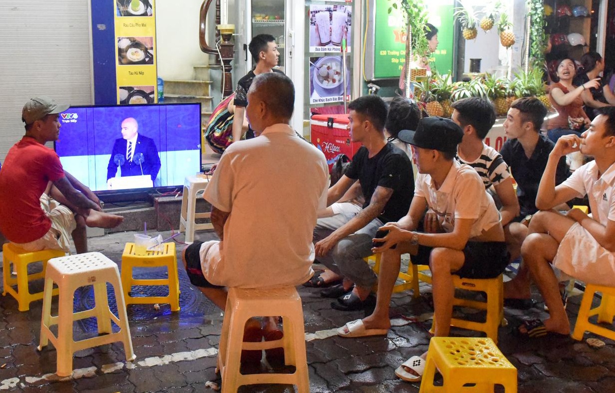 Quan nhau, via he dong nguoi ham mo xem tran khai mac World Cup hinh anh