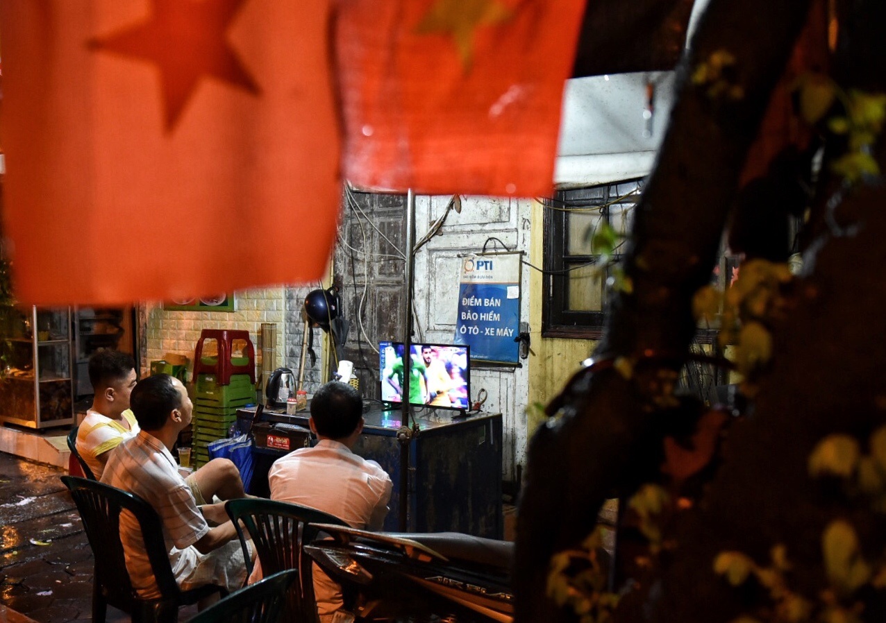 Nguoi ham mo don xem World Cup ngoai via he anh 11