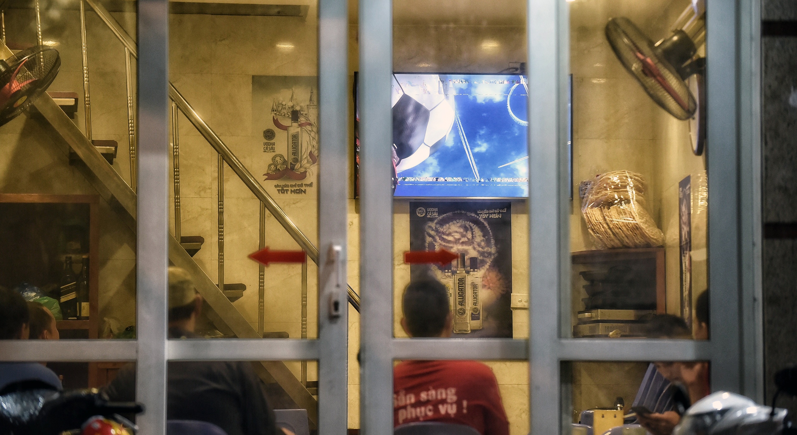 Nguoi ham mo don xem World Cup ngoai via he anh 6