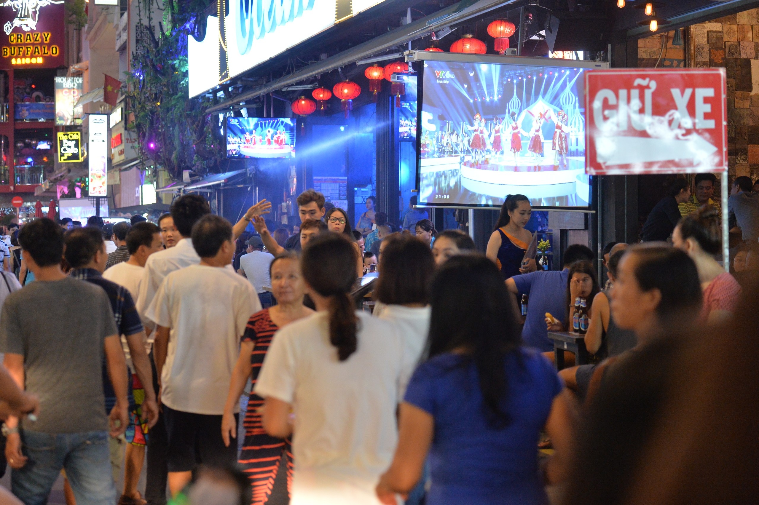 nguoi ham mo xem bong da World Cup o Sai Gon anh 1