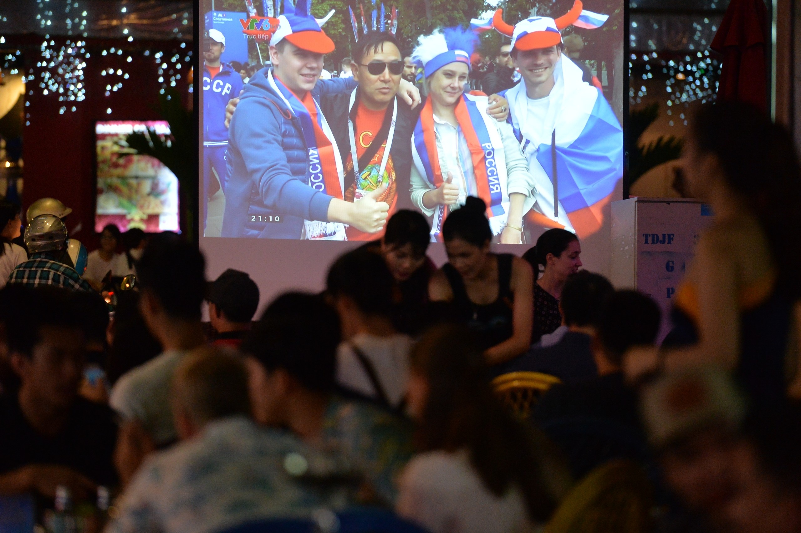 nguoi ham mo xem bong da World Cup o Sai Gon anh 2