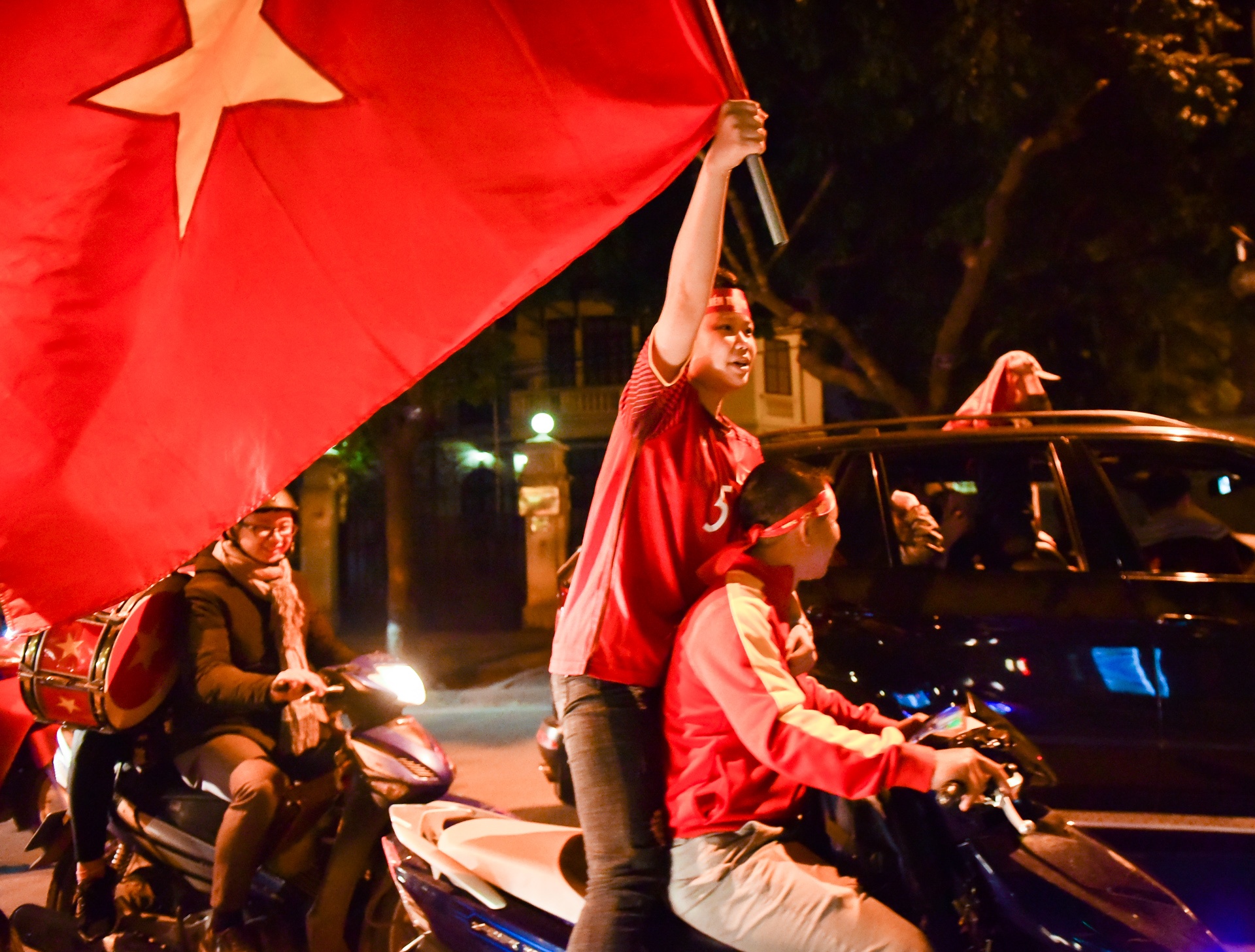 Nguoi ham mo do ra ho Guom an mung thanh tich cua U23 Viet Nam hinh anh