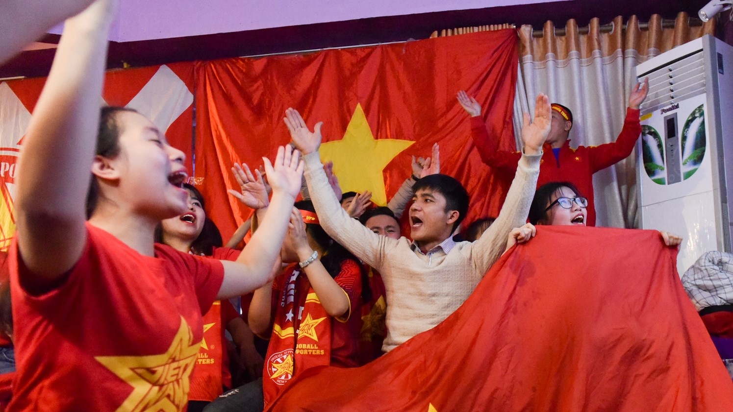 Co dong vien vo oa khi Cong Phuong ghi ban mo ty so hinh anh