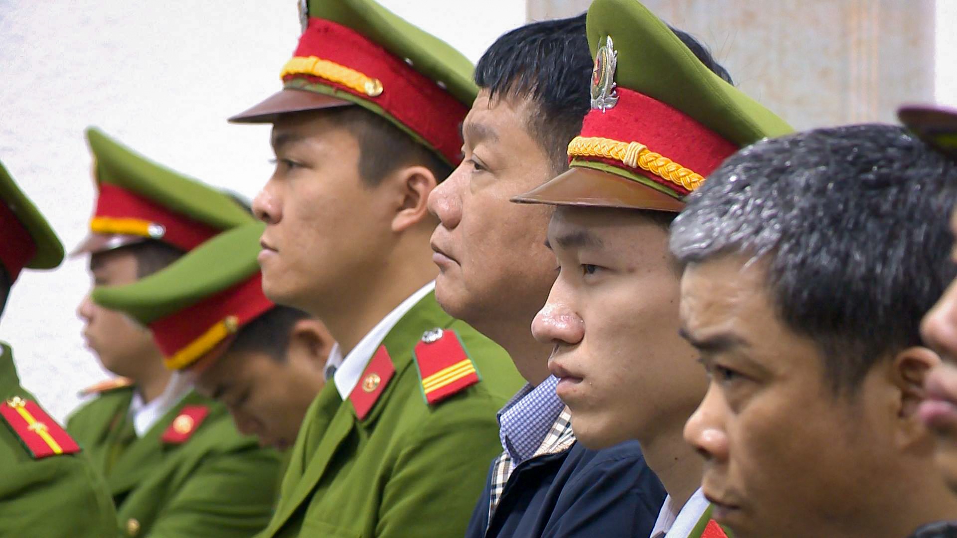 Dinh La Thang cung 21 bi cao trong phien toa tuyen an hinh anh