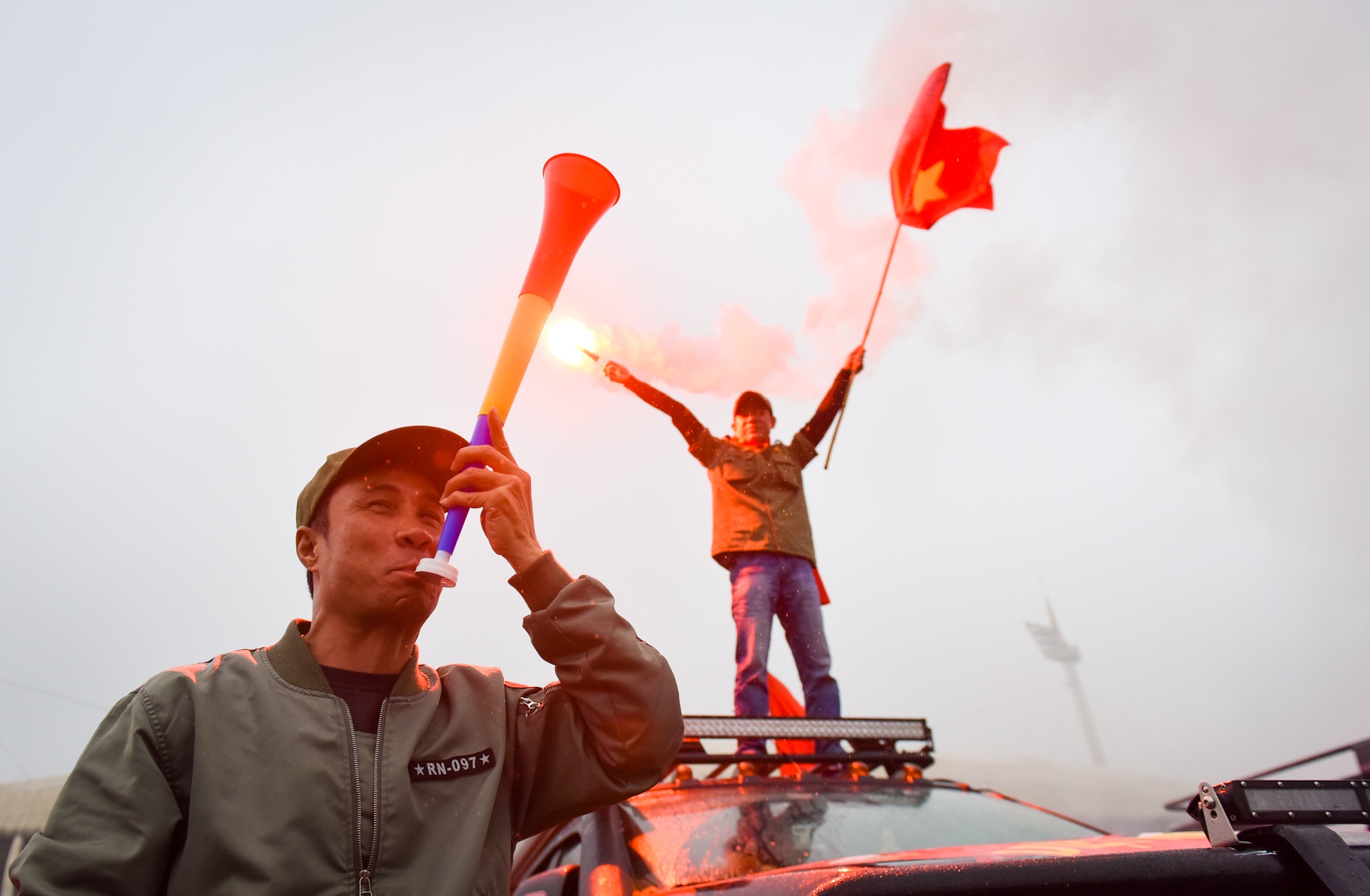 Khong khi co vu U23 Viet Nam nong dan tai 'fanzone' My Dinh hinh anh