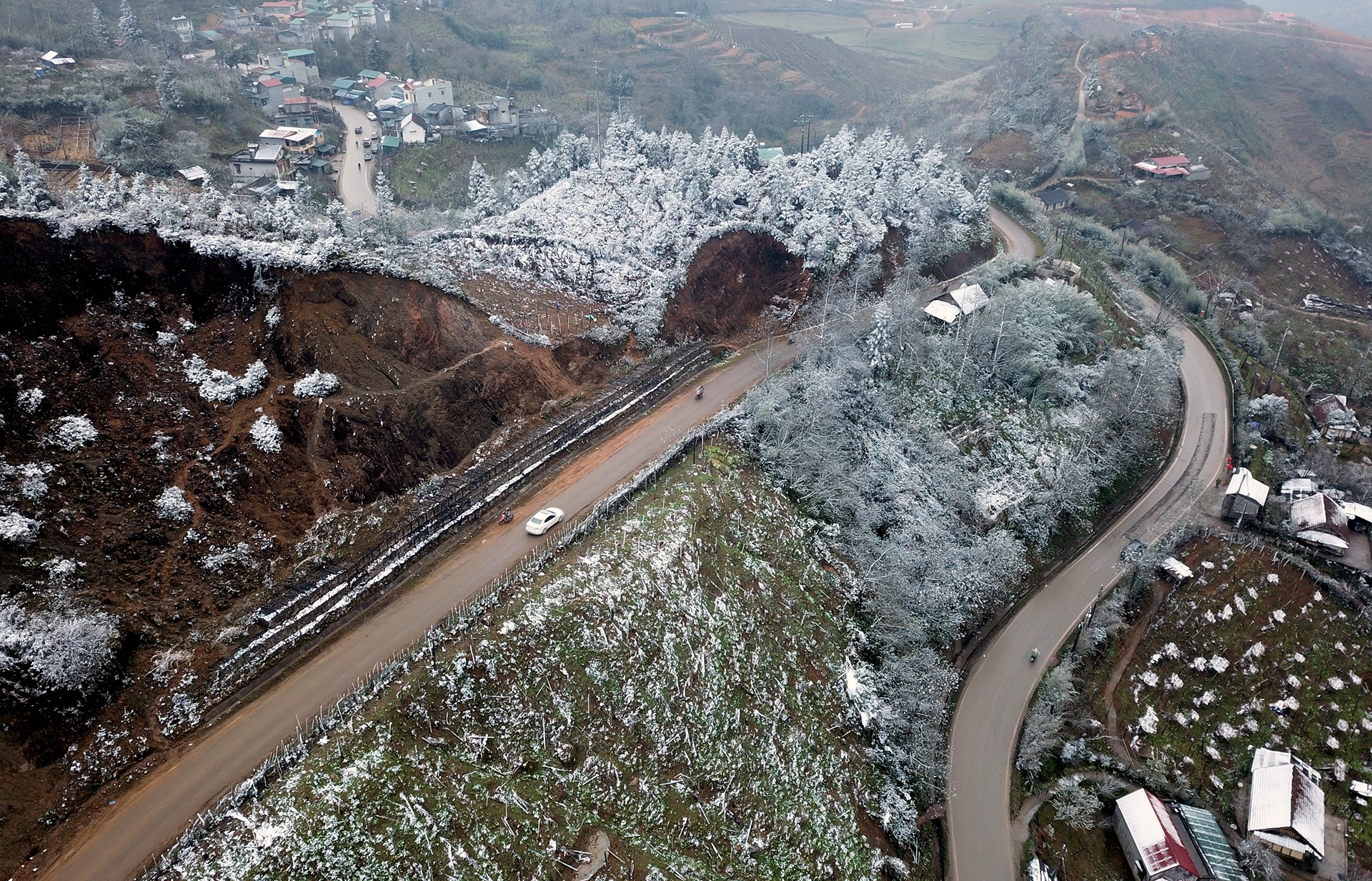 Tuyet phu trang Sa Pa nhin tu camera bay hinh anh