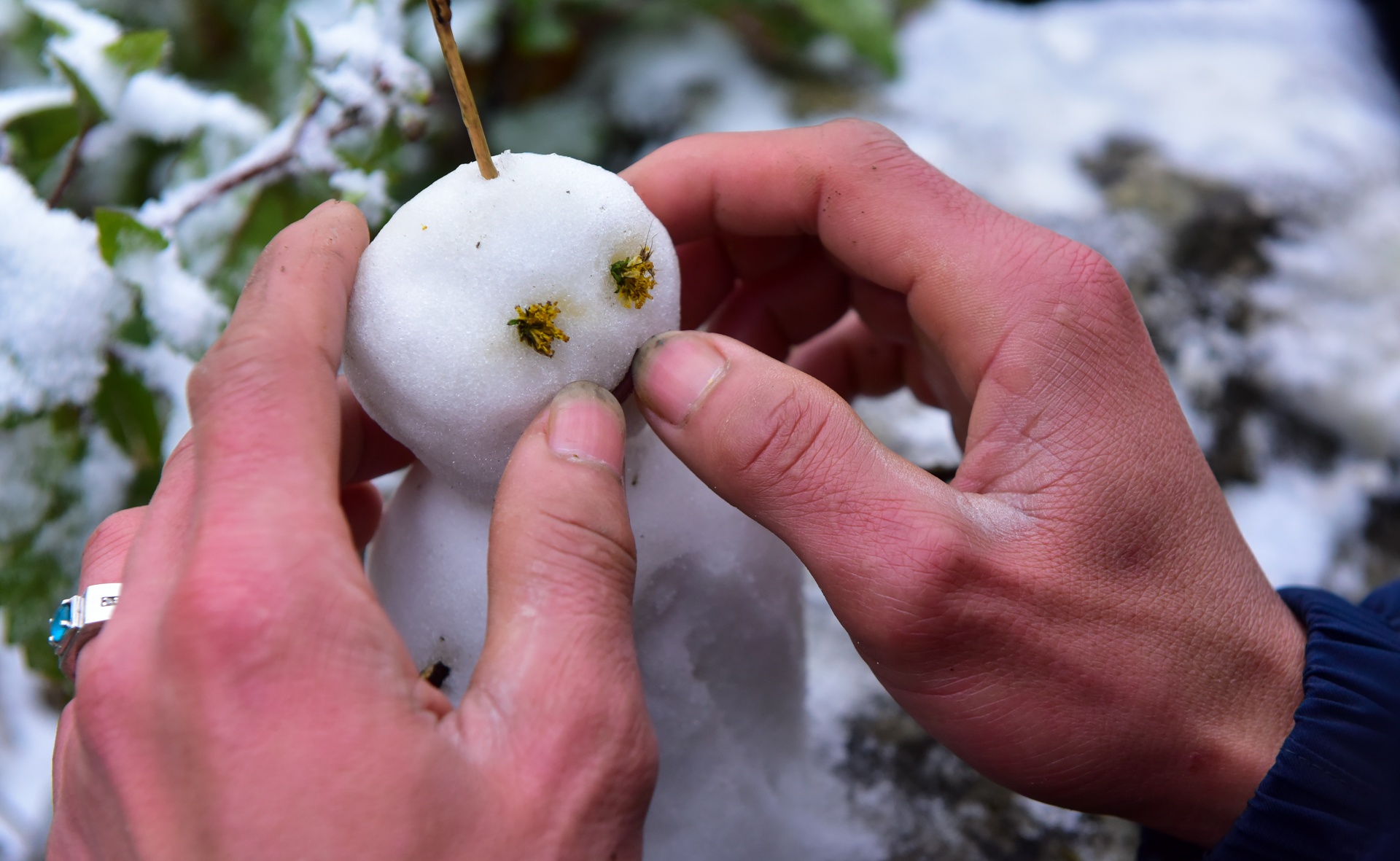 Du khach thich thu dap nguoi tuyet o Sa Pa hinh anh