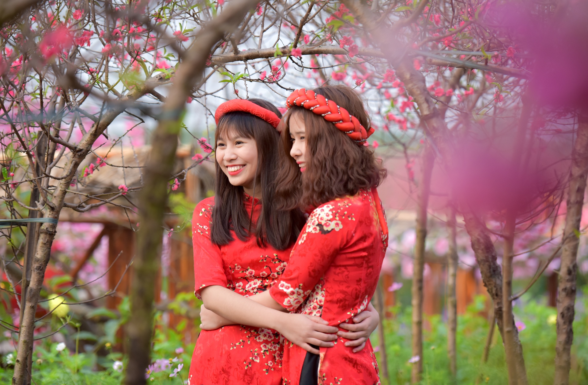 Gioi tre no nuc chup anh ben hoa dao ngay giap Tet hinh anh