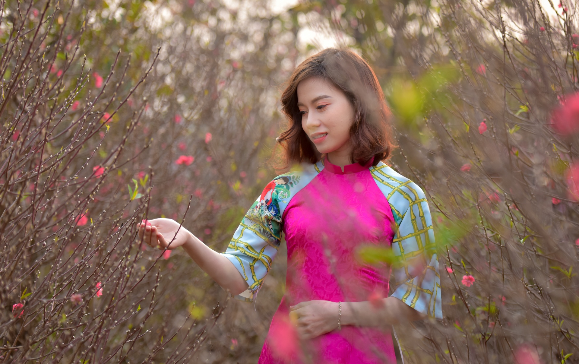 chup anh ben hoa dao anh 10