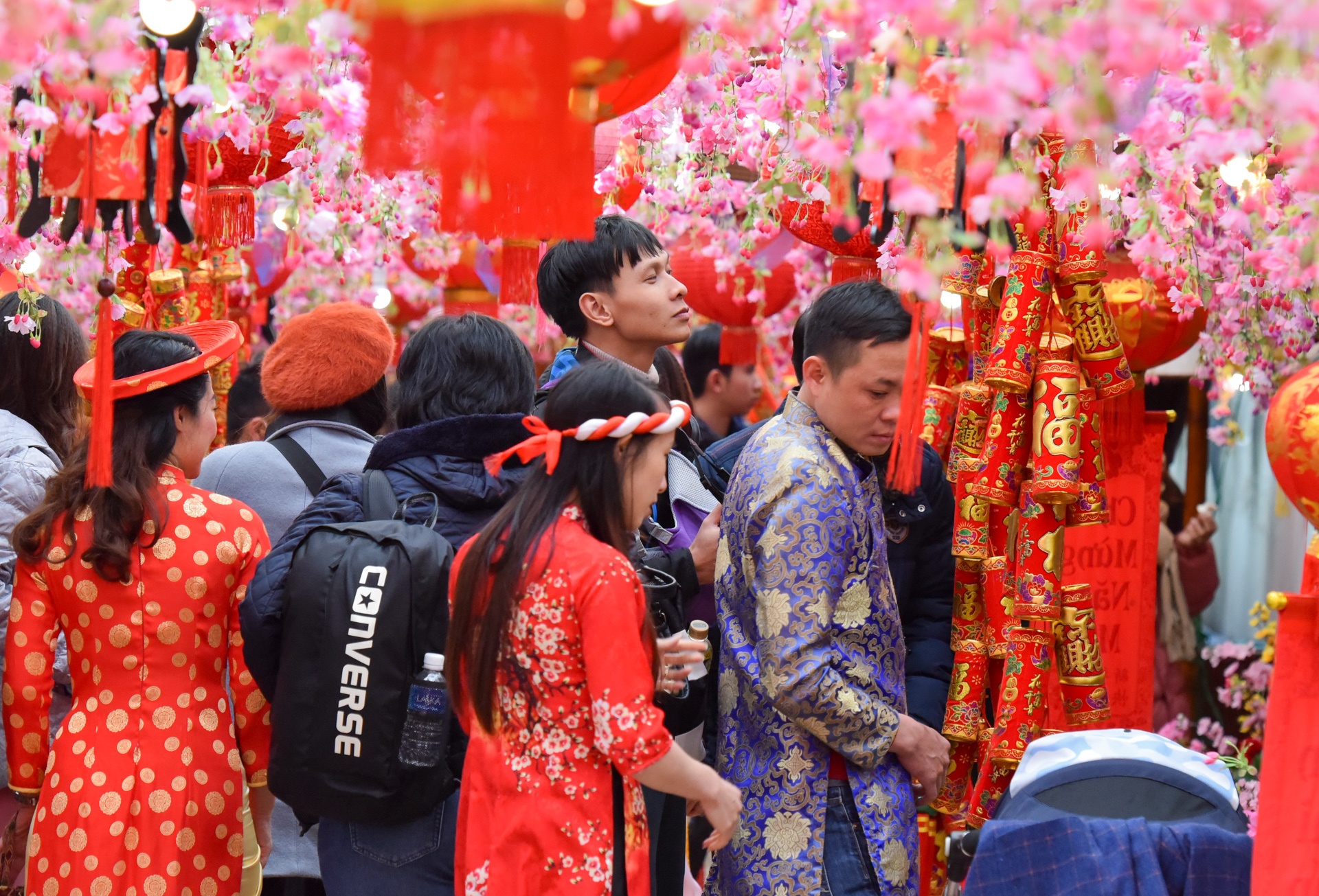 chup anh ben hoa dao anh 2