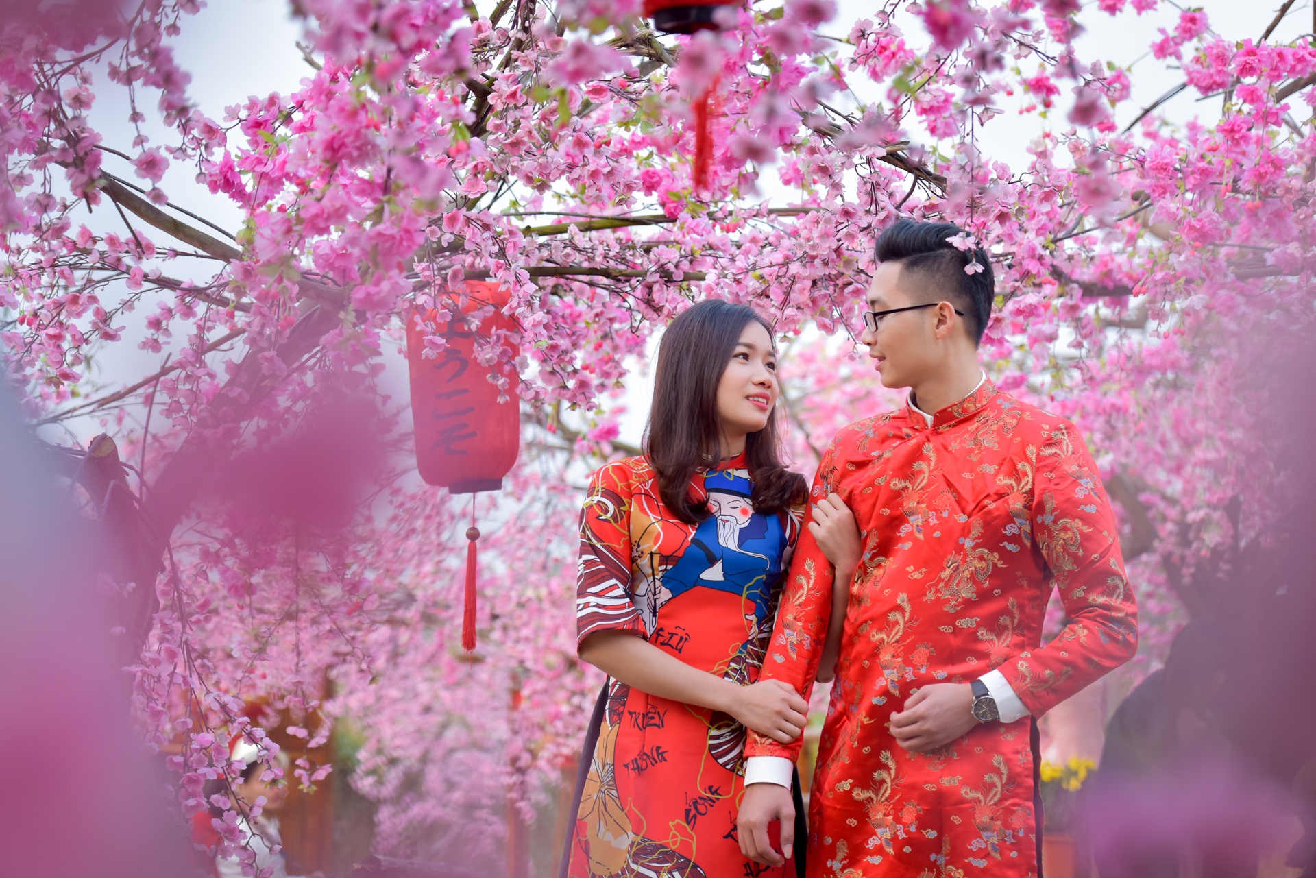 chup anh ben hoa dao anh 6