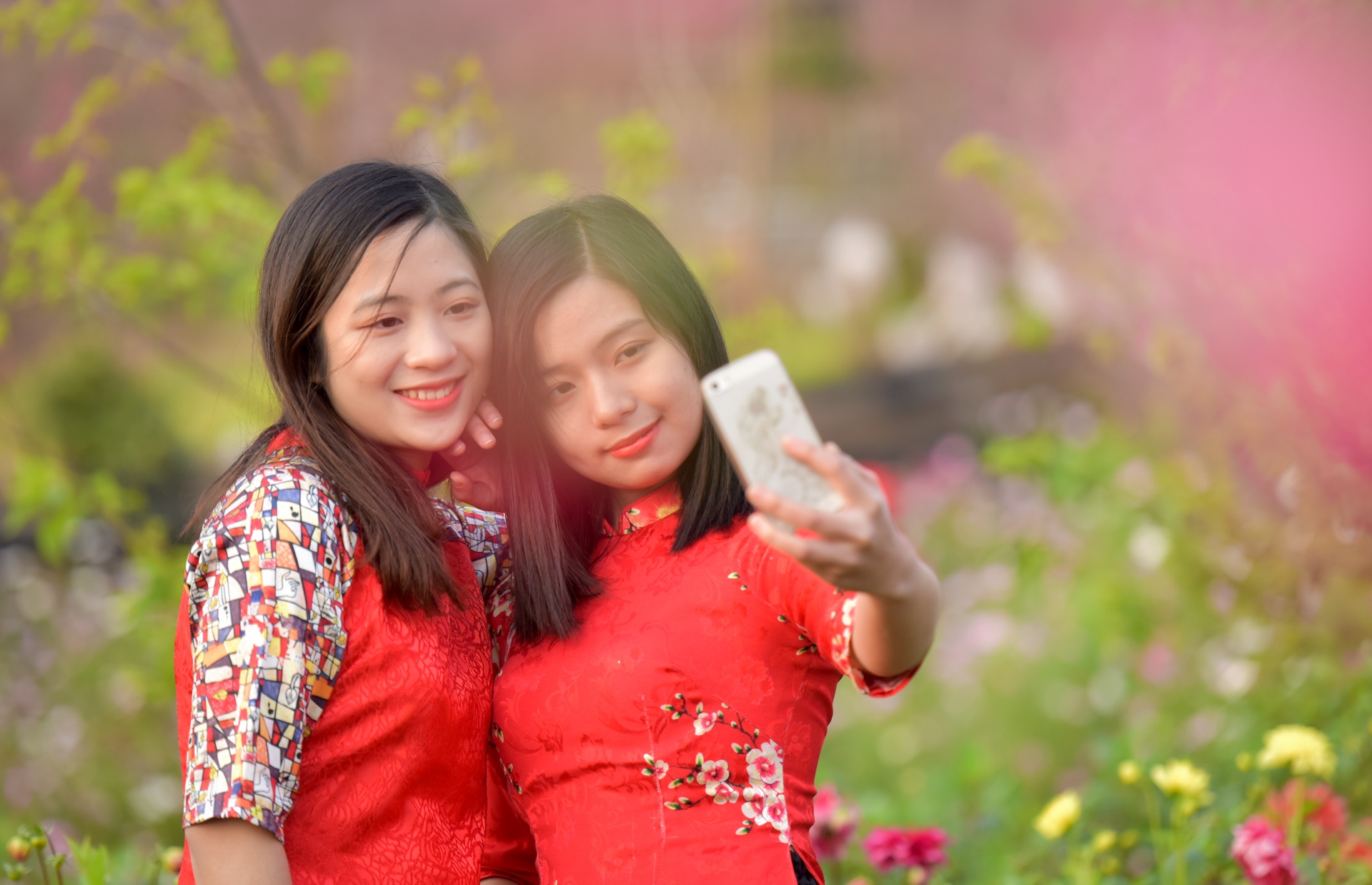 chup anh ben hoa dao anh 7