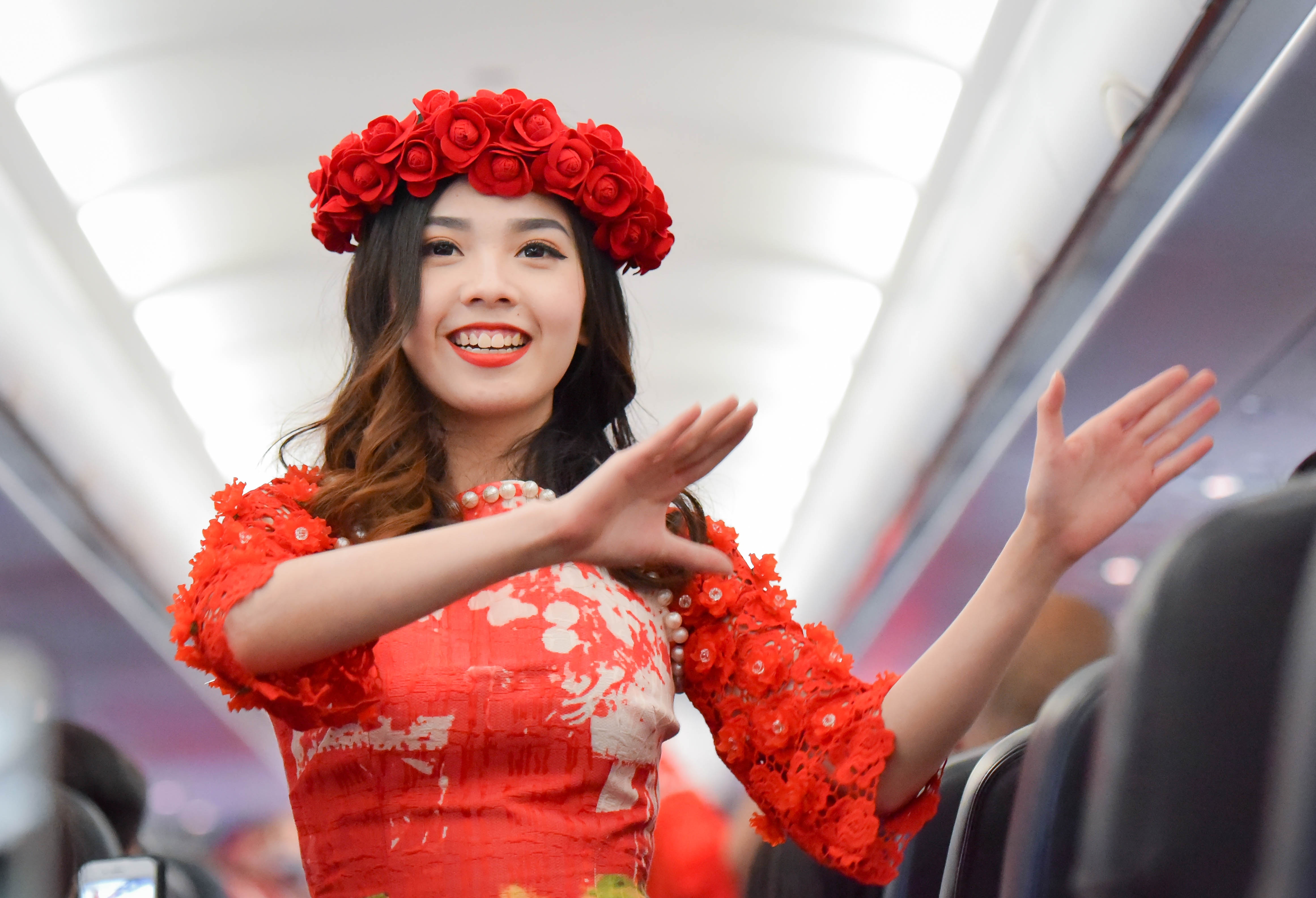 Tiep vien AirAsia hoa dancer tren chuyen bay Ha Noi - Kuala Lumpur hinh anh