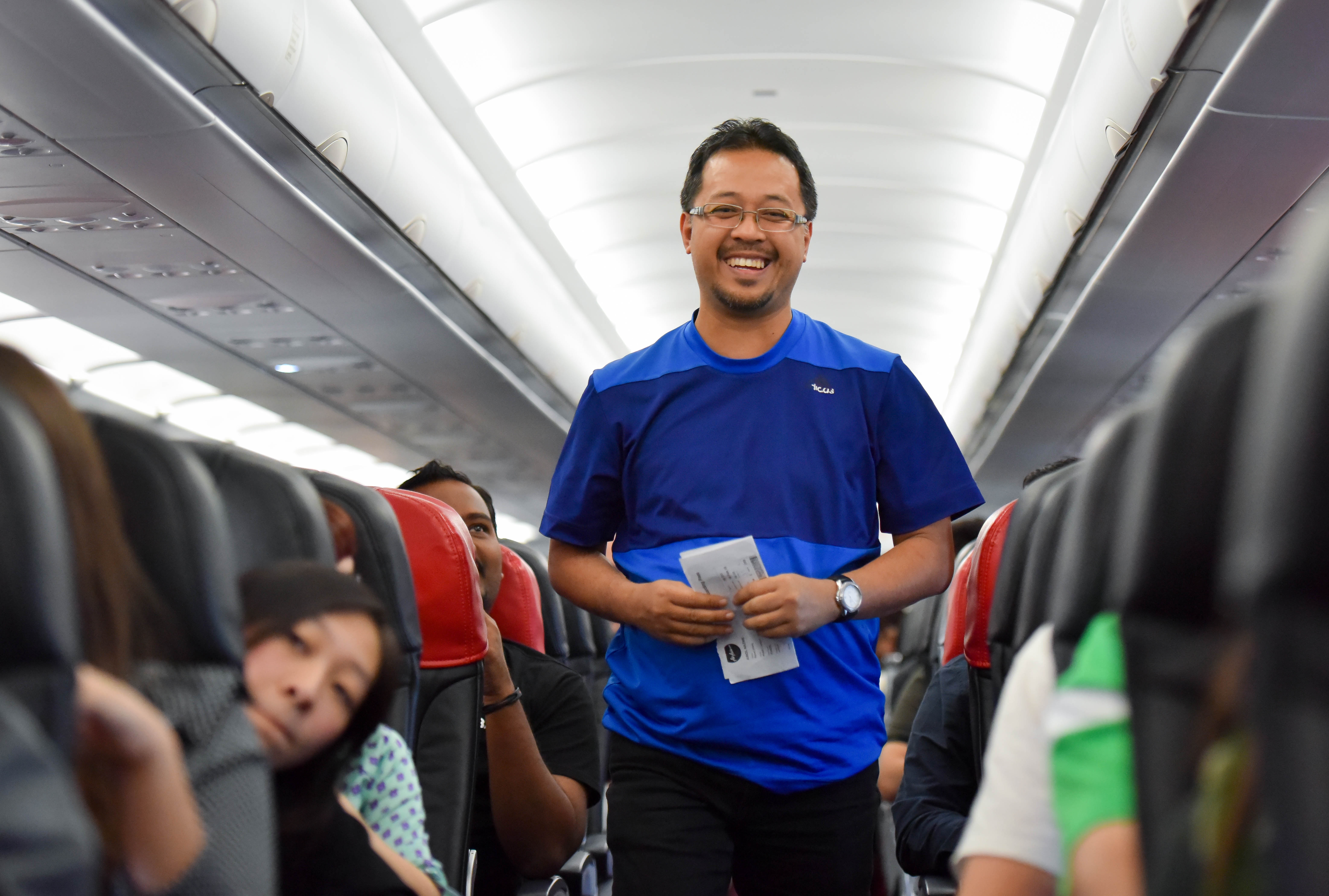 Tiep vien AirAsia nhay soi dong anh 10