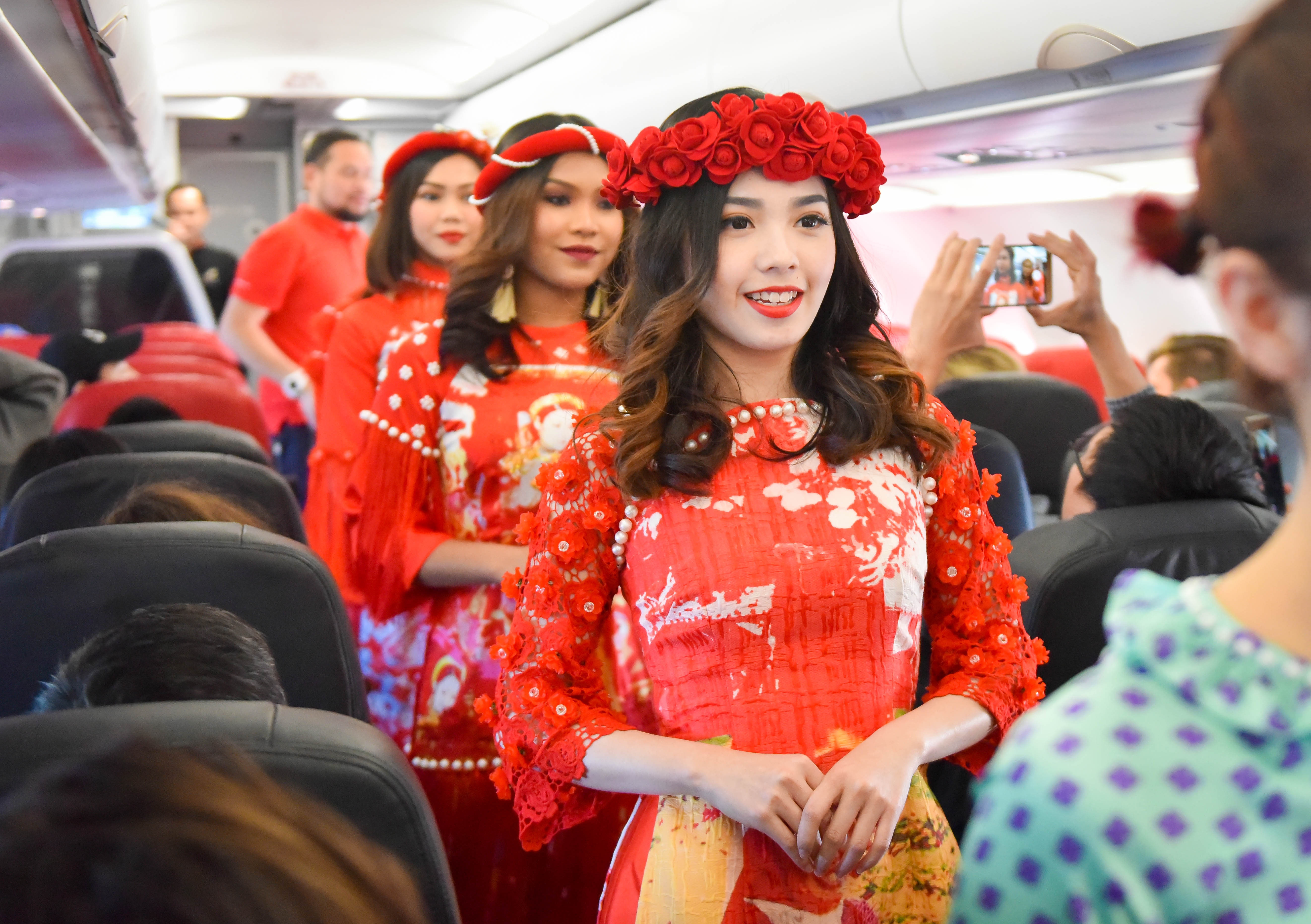 Tiep vien AirAsia nhay soi dong anh 1