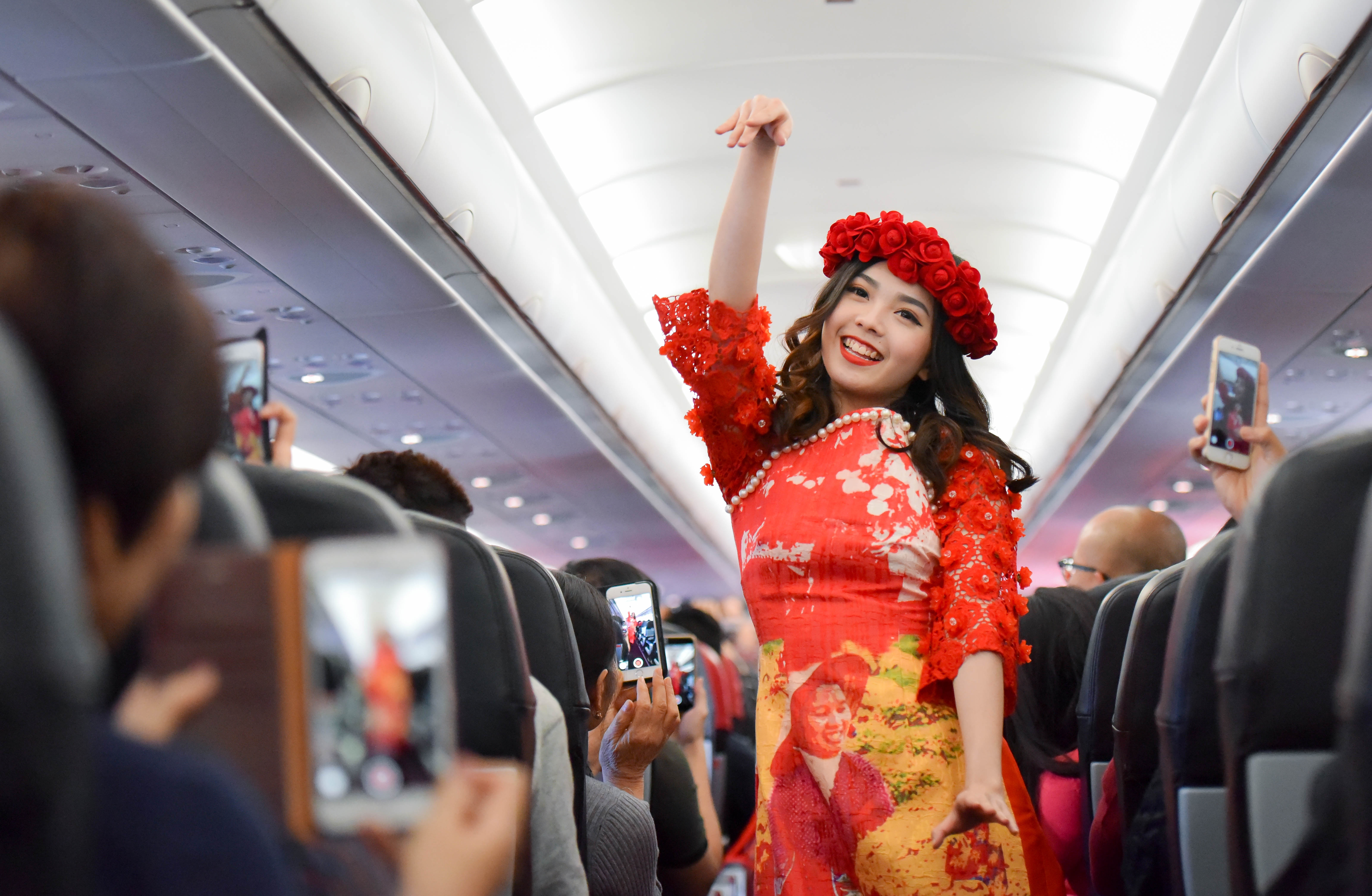 Tiep vien AirAsia nhay soi dong anh 5