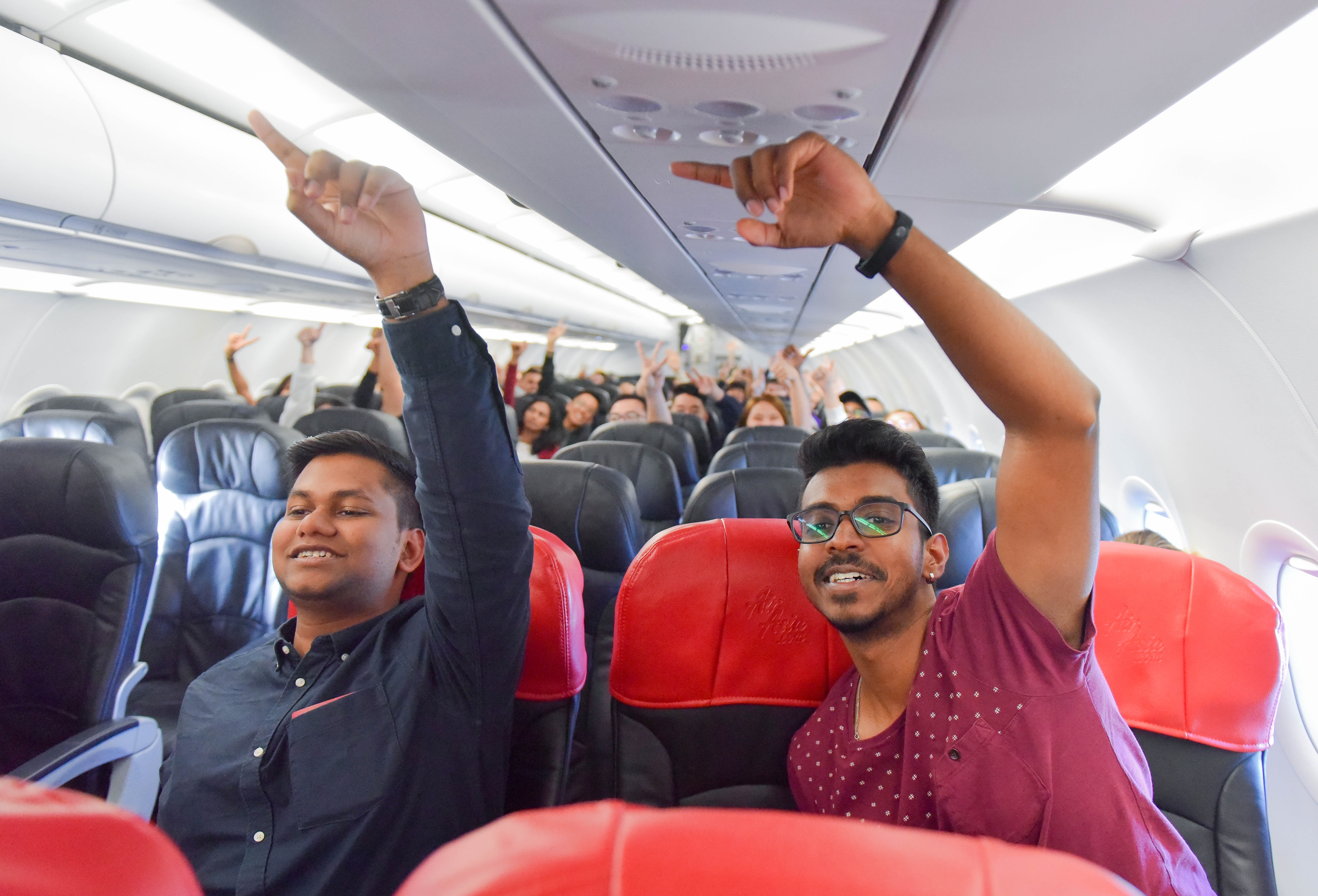 Tiep vien AirAsia nhay soi dong anh 6