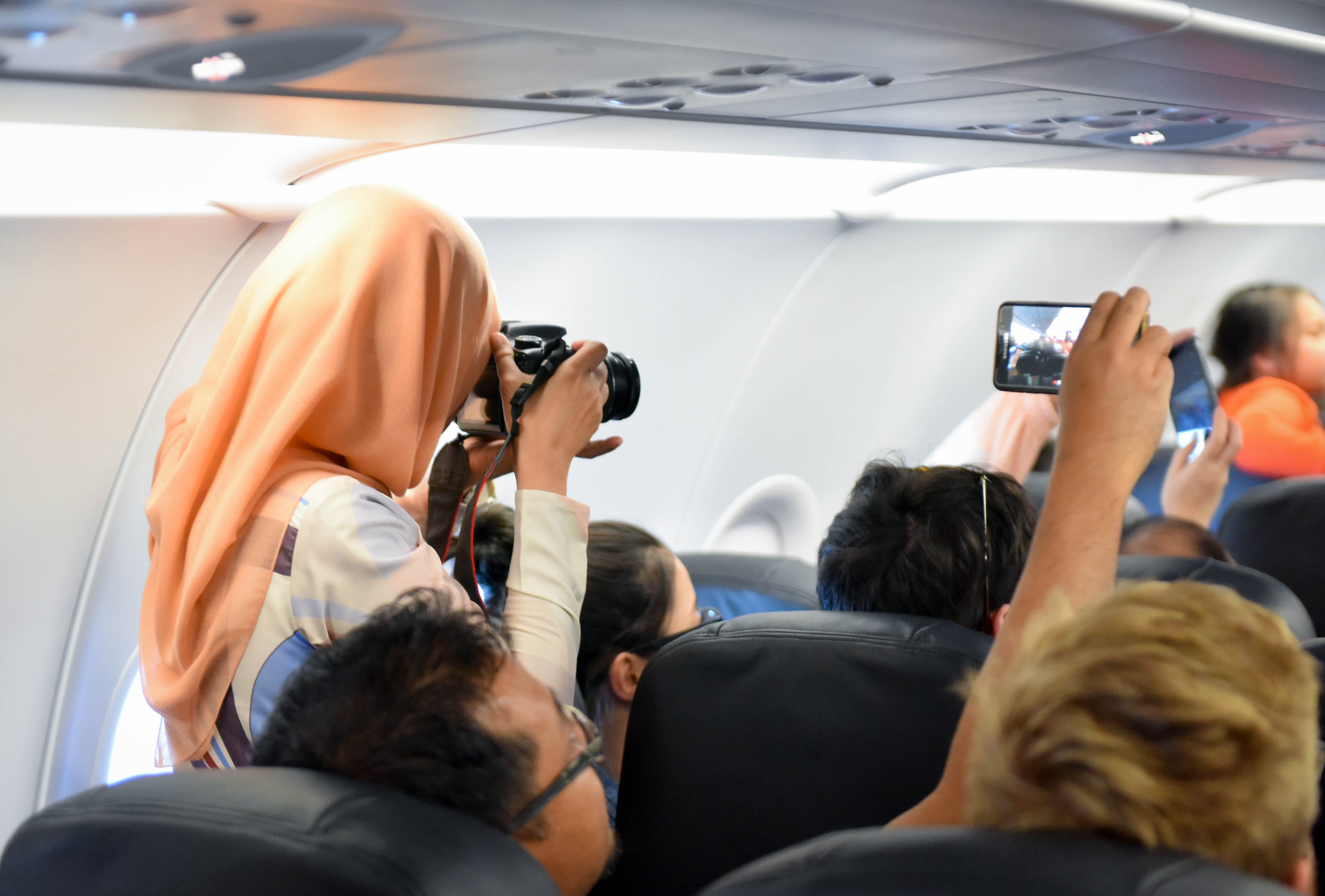 Tiep vien AirAsia nhay soi dong anh 7