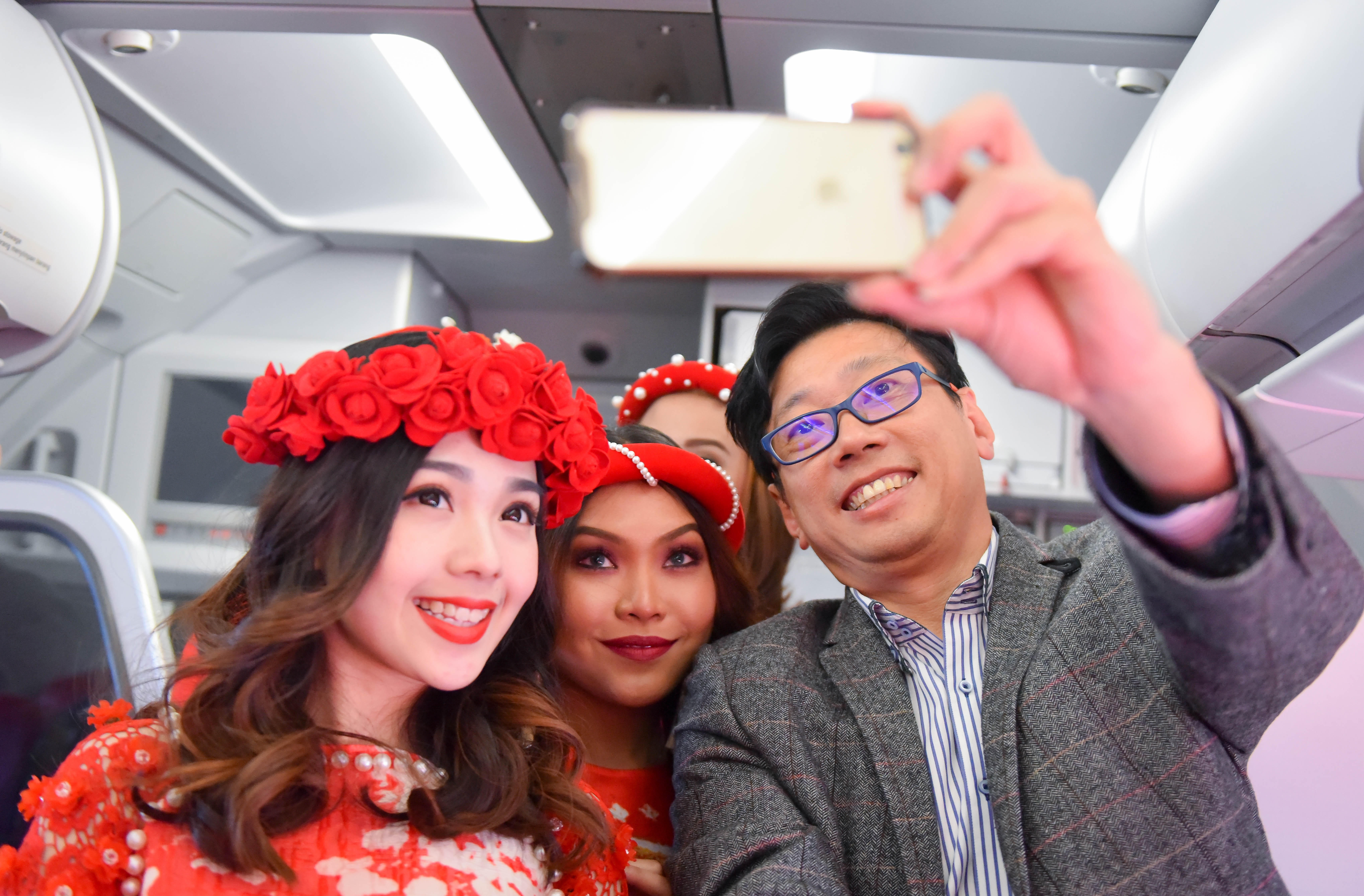 Tiep vien AirAsia nhay soi dong anh 8