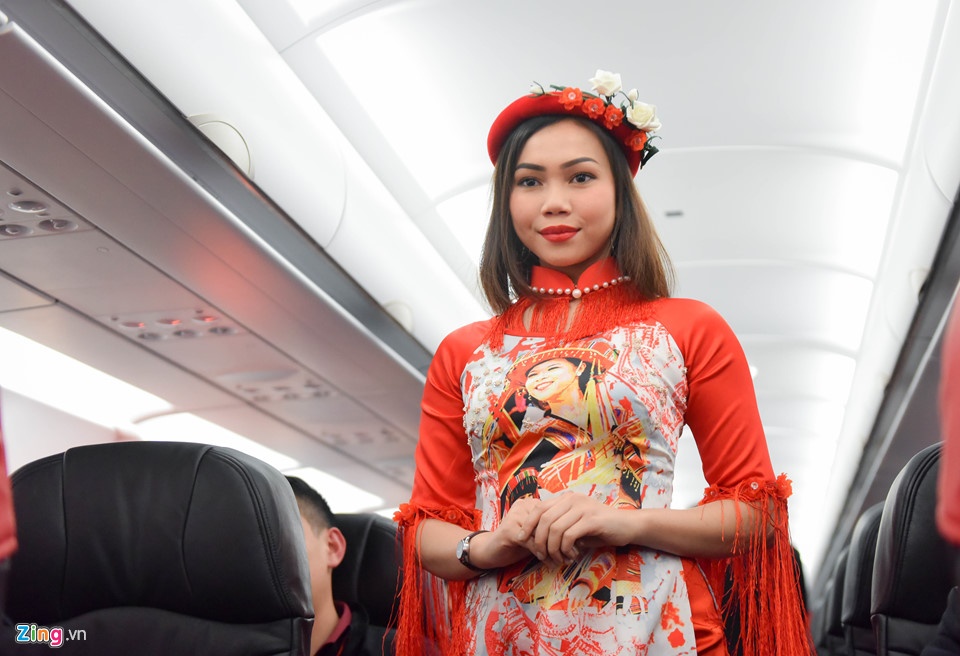 Tiep vien AirAsia nhay soi dong anh 4