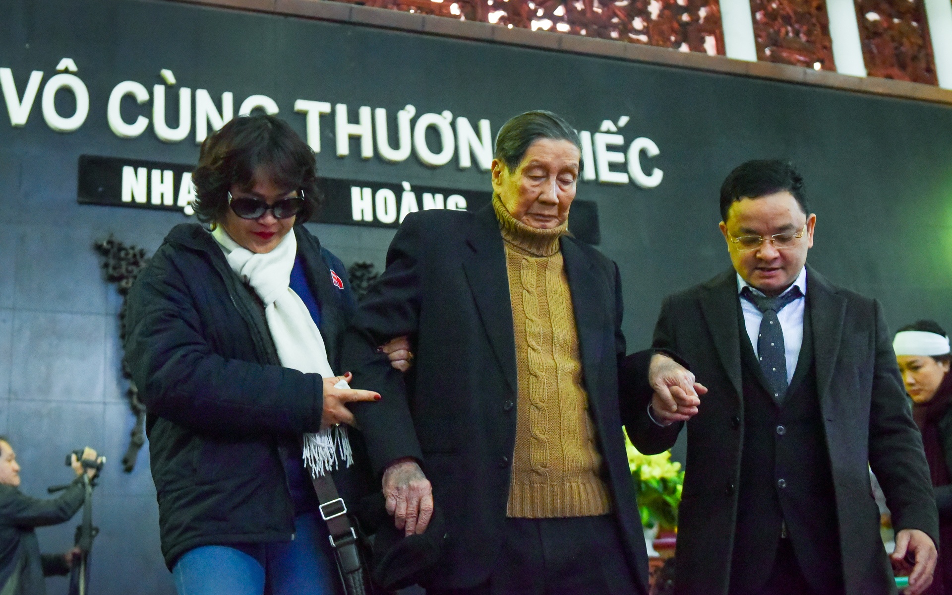 Gia dinh, be ban tien dua nhac si Hoang Van hinh anh