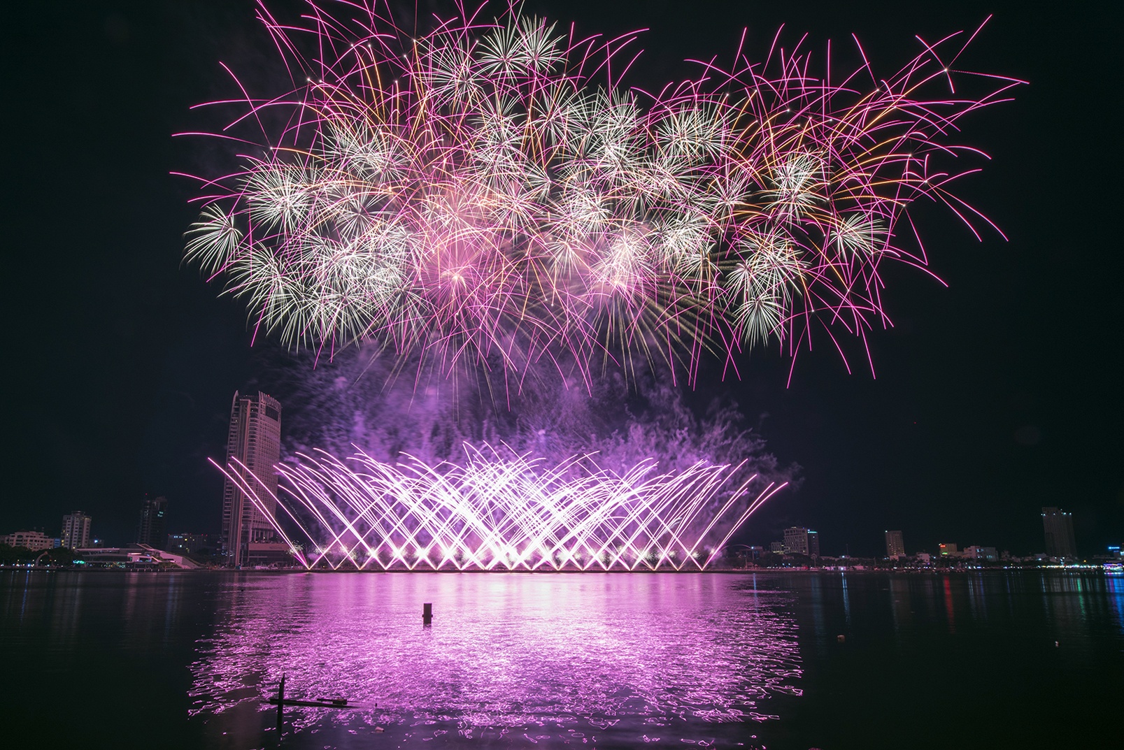 Phao hoa My sang ruc bau troi Da Nang hinh anh