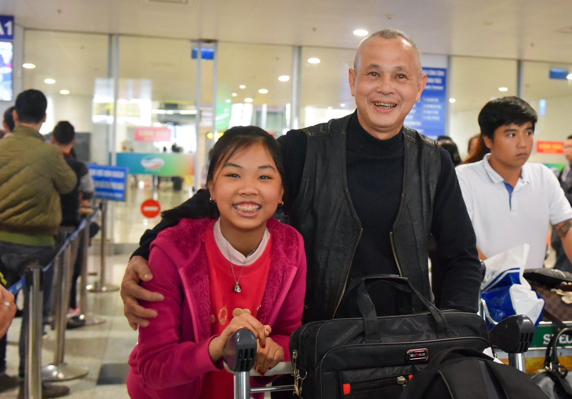 doan tu o san bay anh 10