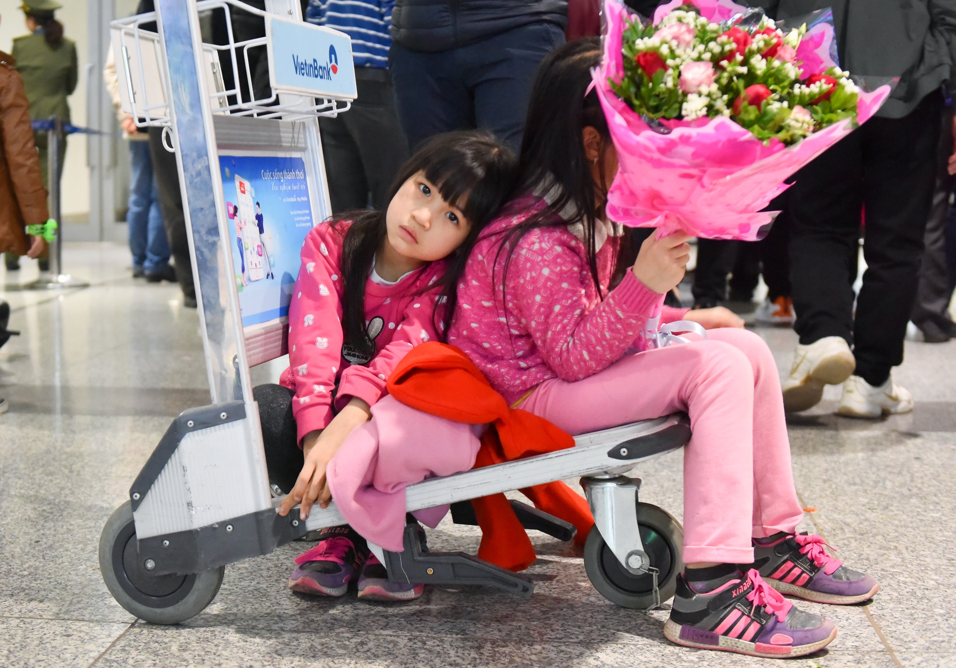 doan tu o san bay anh 3