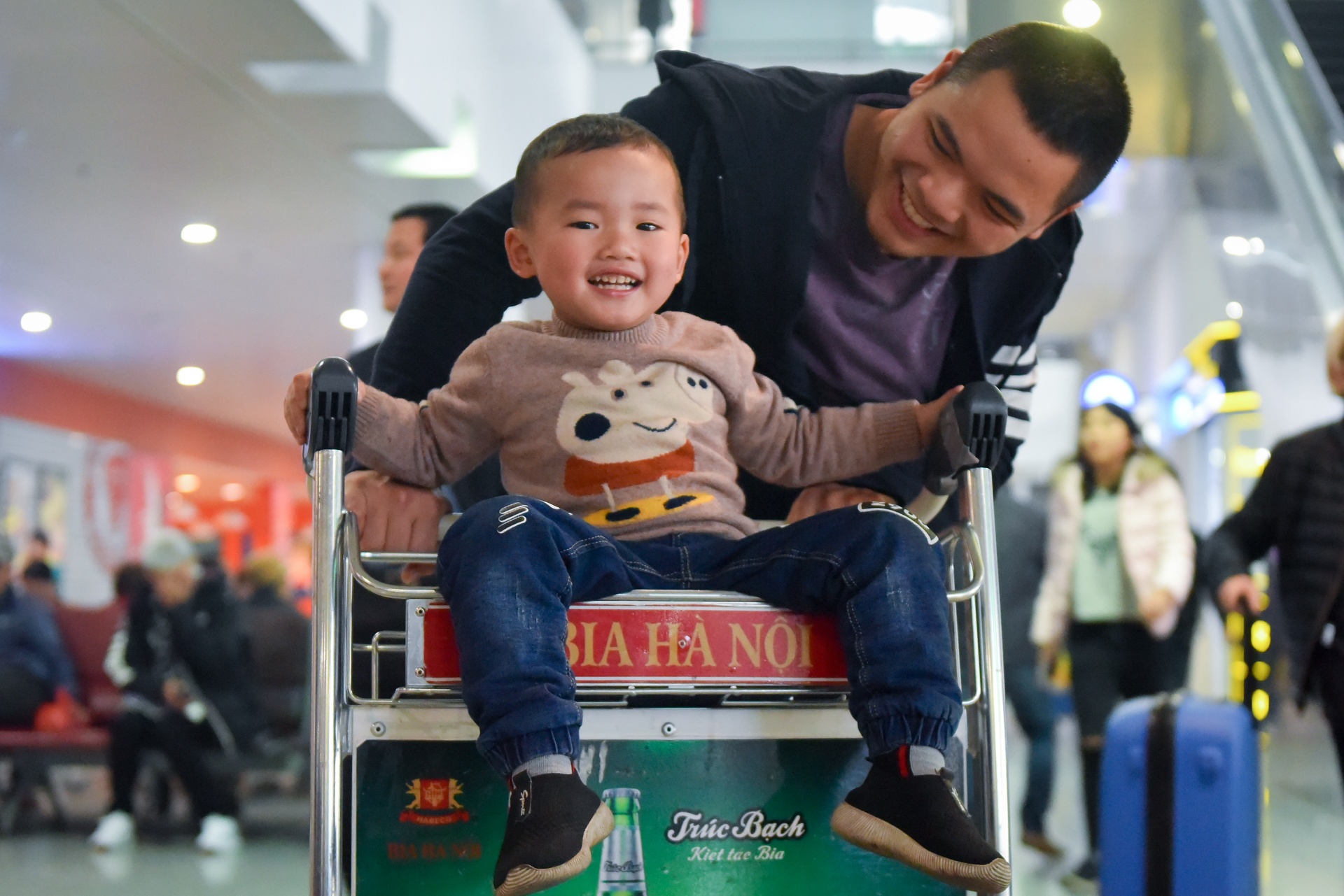 doan tu o san bay anh 5