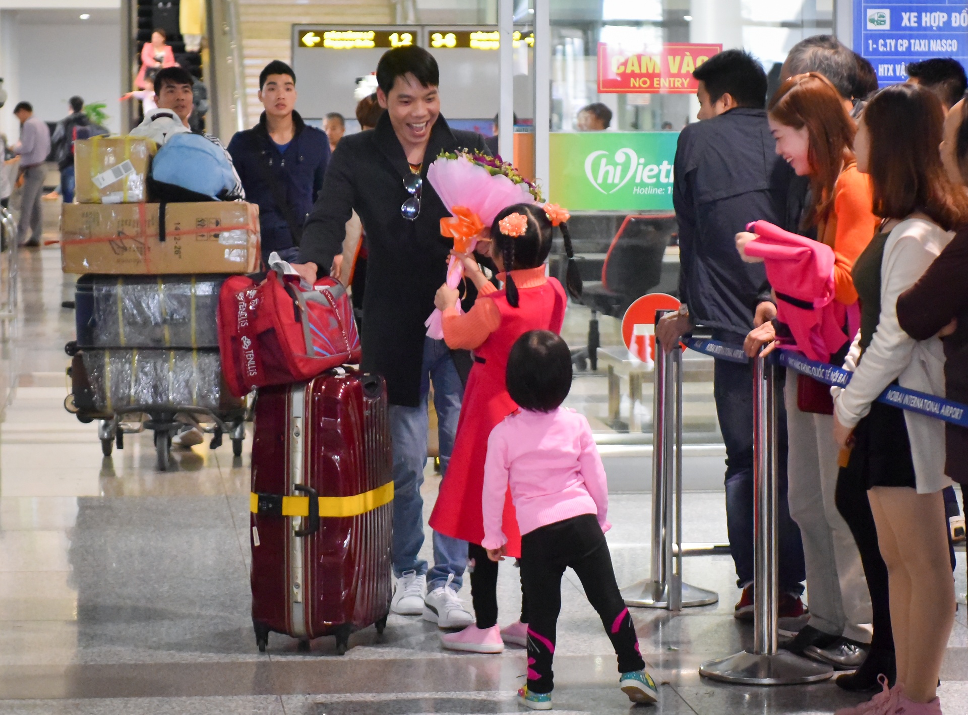 doan tu o san bay anh 7