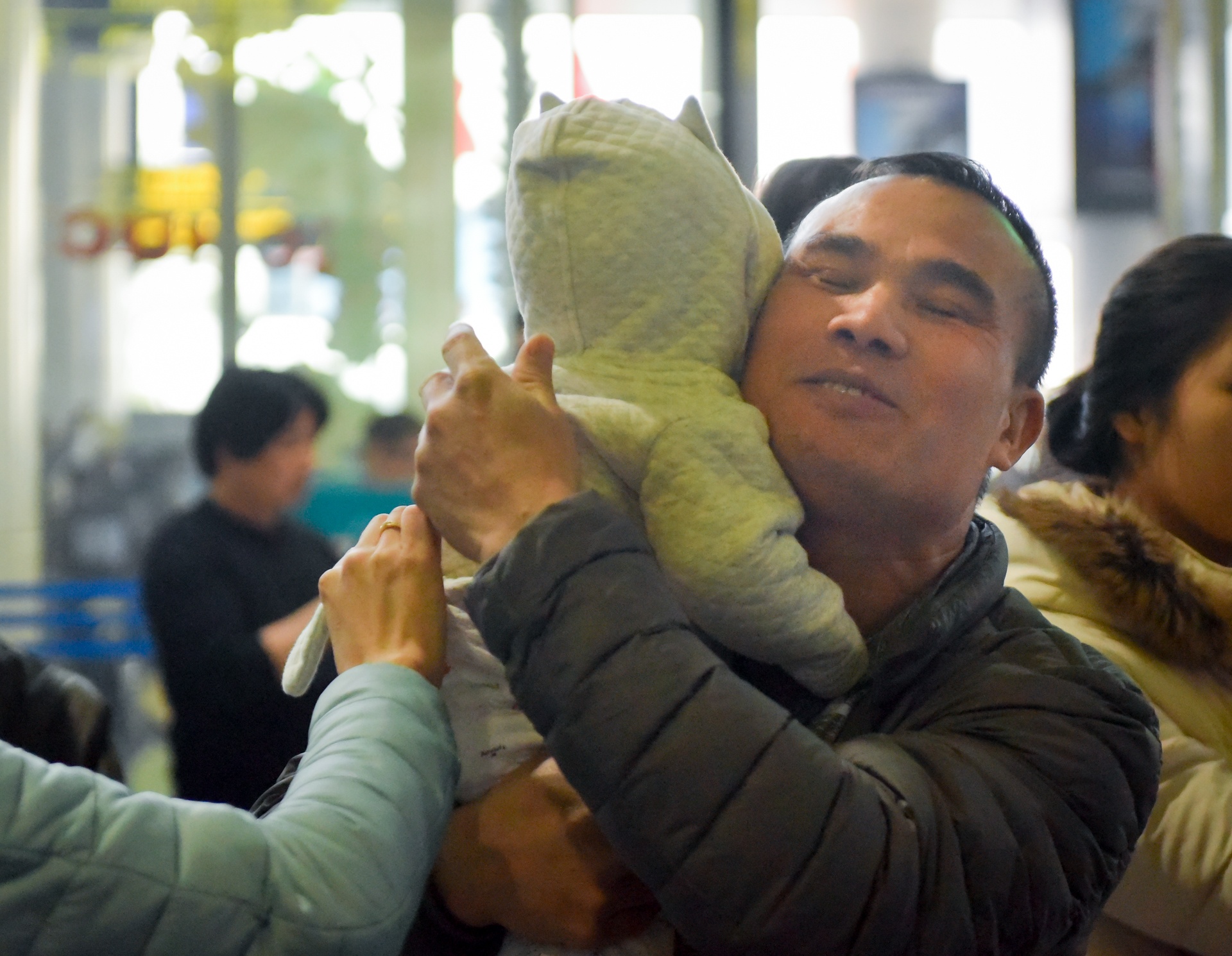 doan tu o san bay anh 8