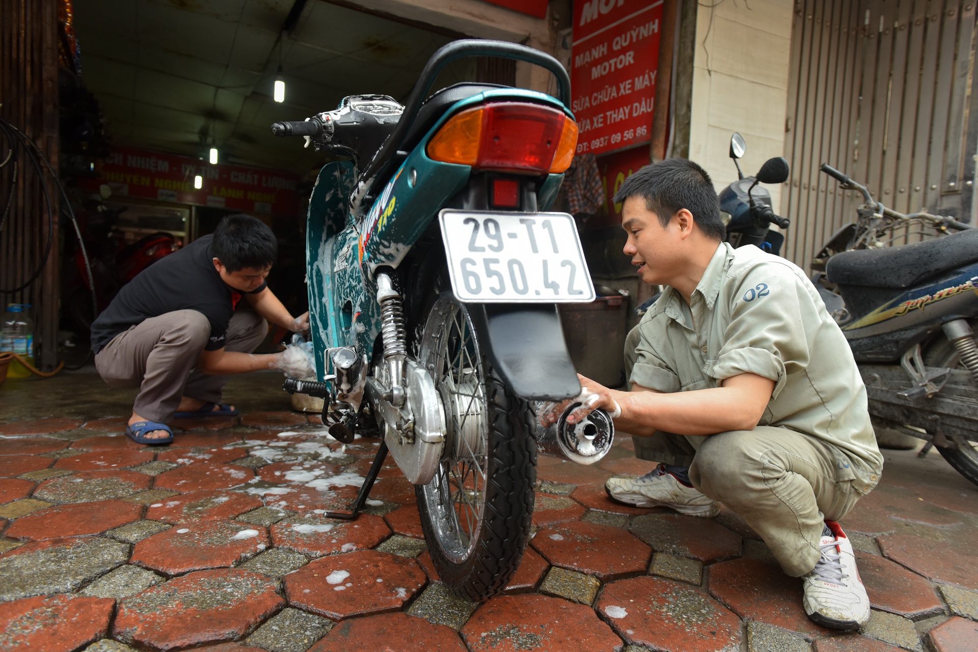 Nhung cua hang rua xe hiem hoi khong tang gia ngay 29 Tet hinh anh