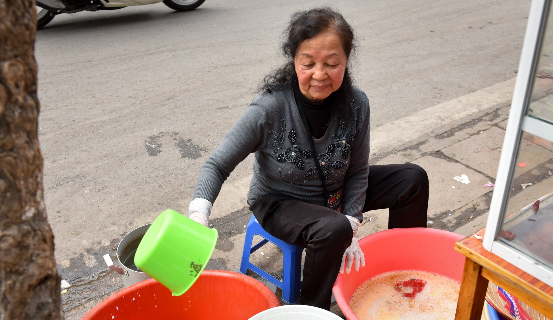 Nhung nguoi ra duong muu sinh ngay mung 1 Tet hinh anh
