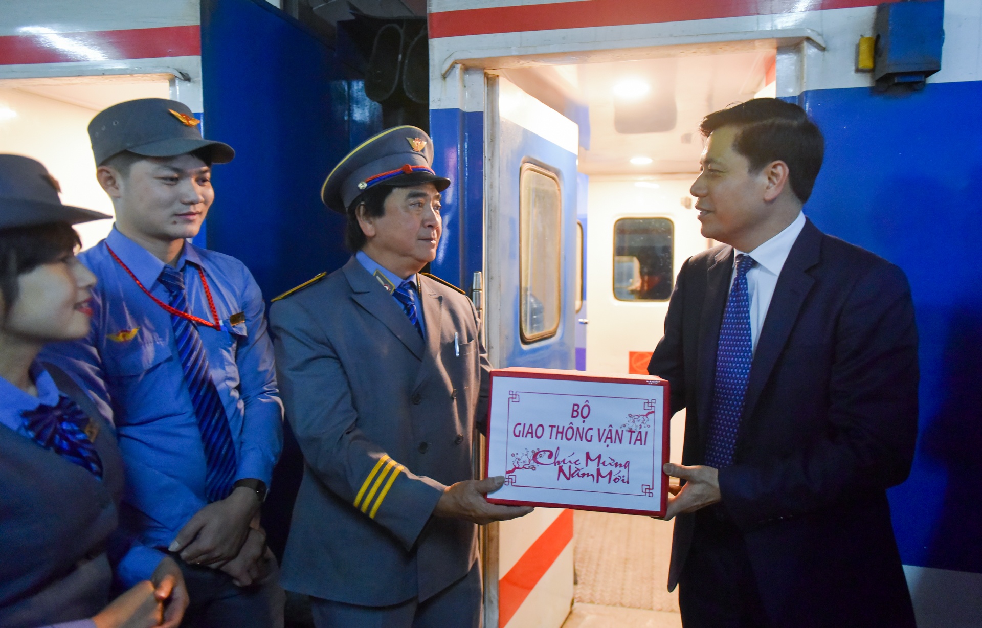 chuyen tau cuoi nam anh 5