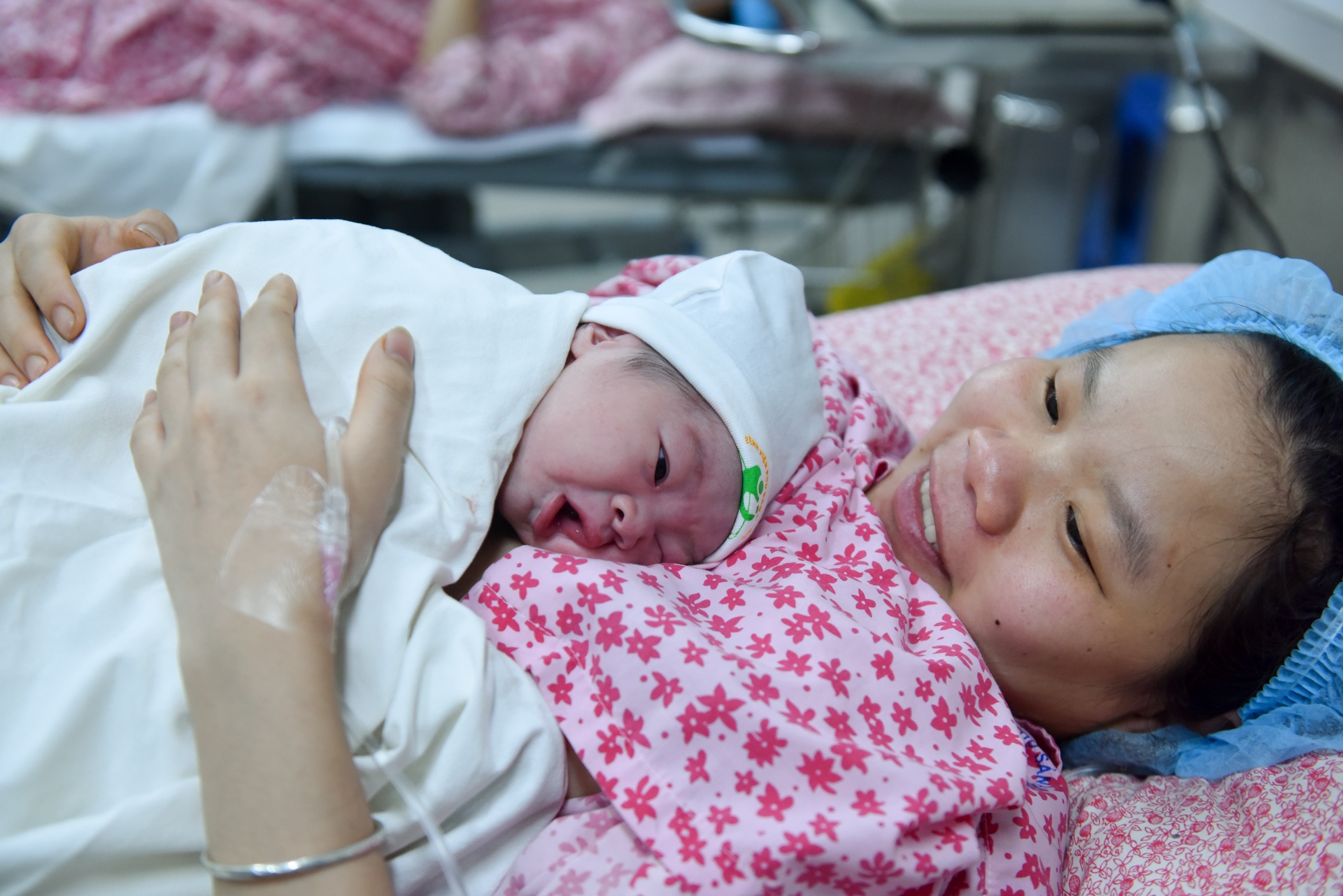 Be trai dau tien chao doi nam Mau Tuat hinh anh