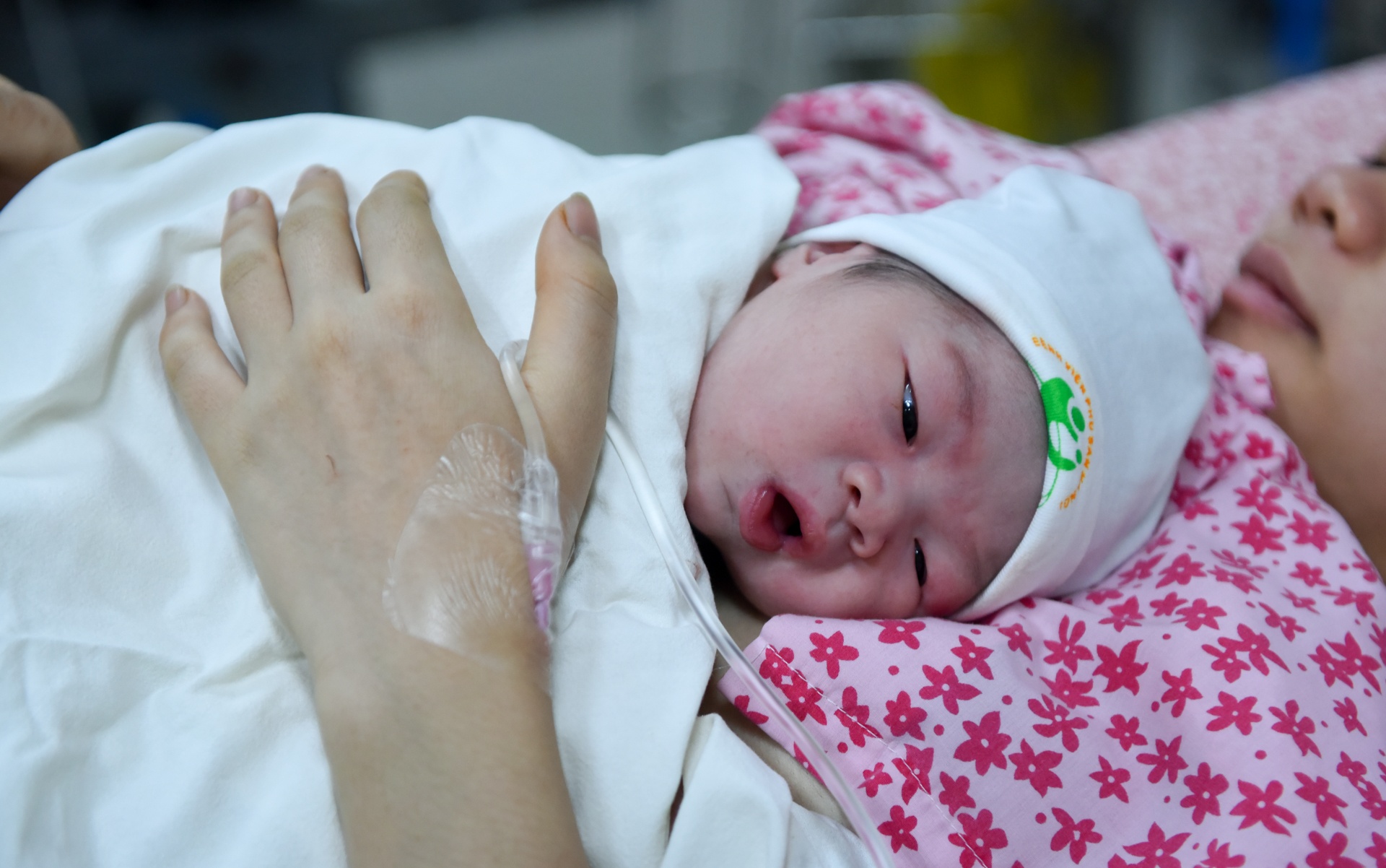 em be dau tien chao doi nam Mau Tuat anh 1