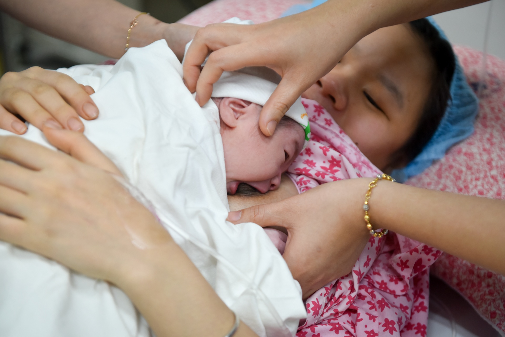 em be dau tien chao doi nam Mau Tuat anh 2