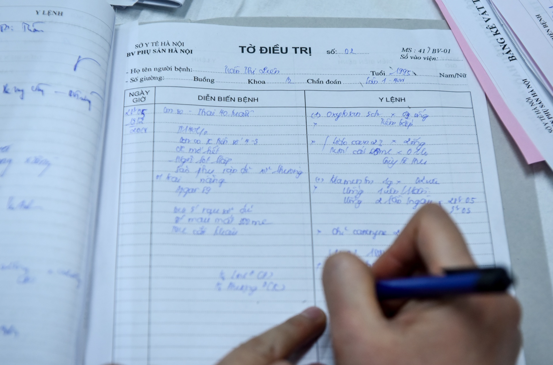 em be dau tien chao doi nam Mau Tuat anh 4