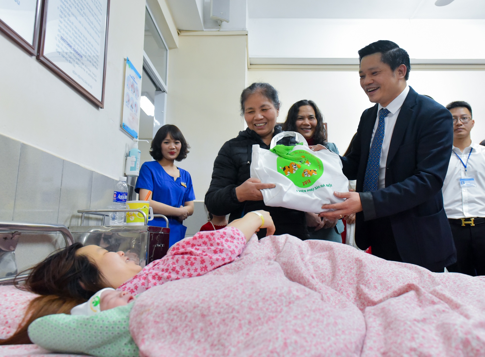 em be dau tien chao doi nam Mau Tuat anh 6