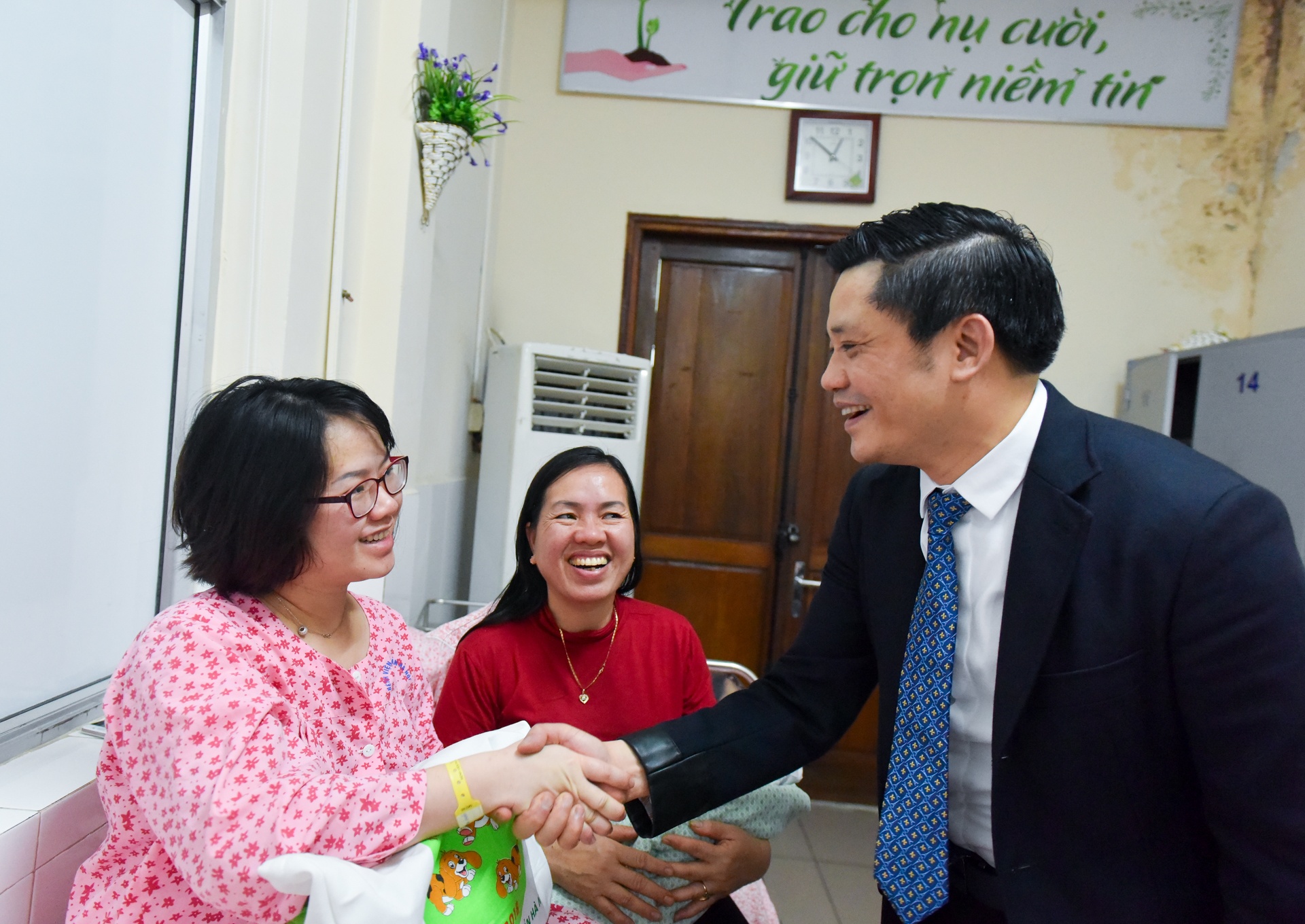 em be dau tien chao doi nam Mau Tuat anh 7