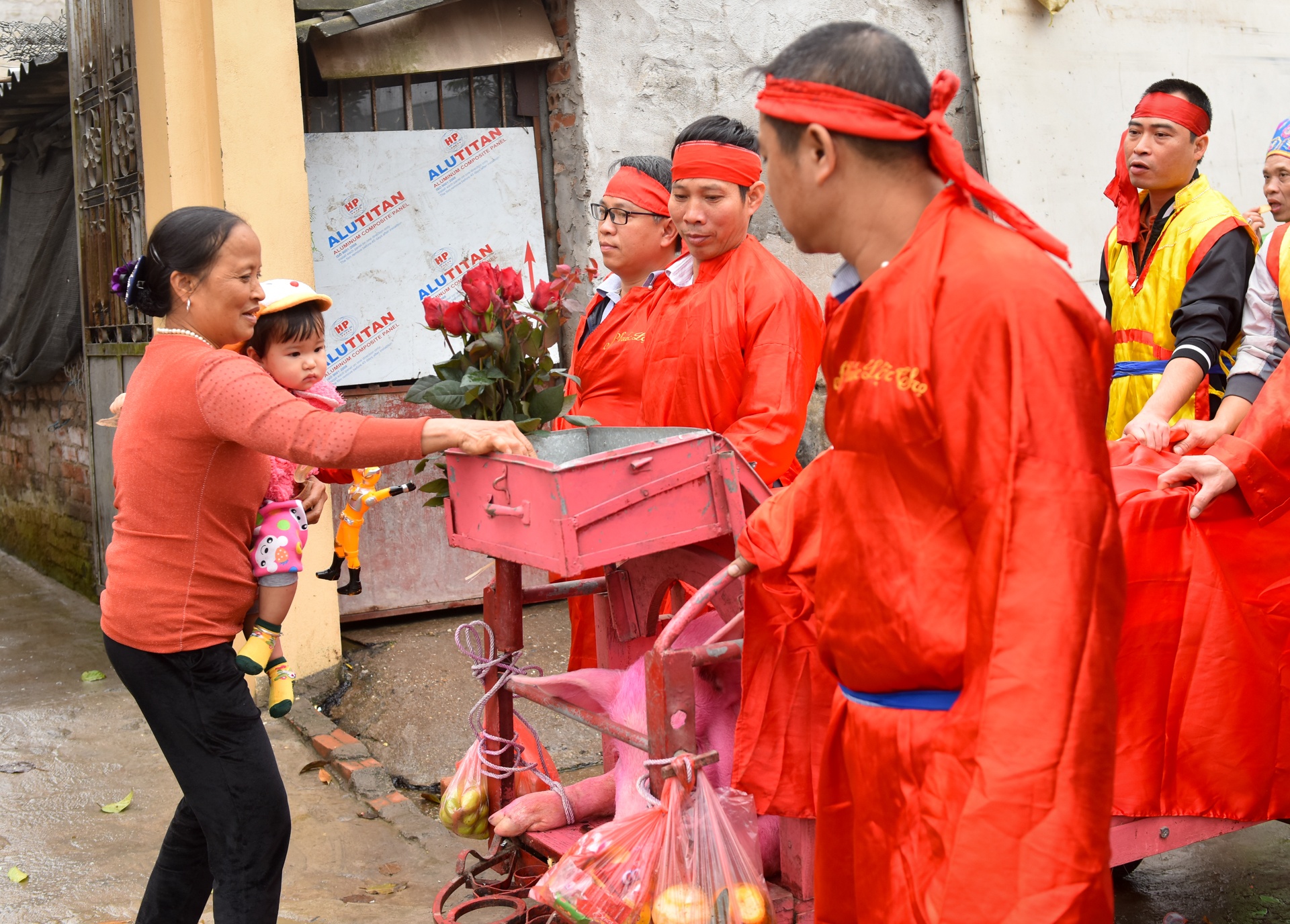 Nguoi dan chen nhau mung tuoi 