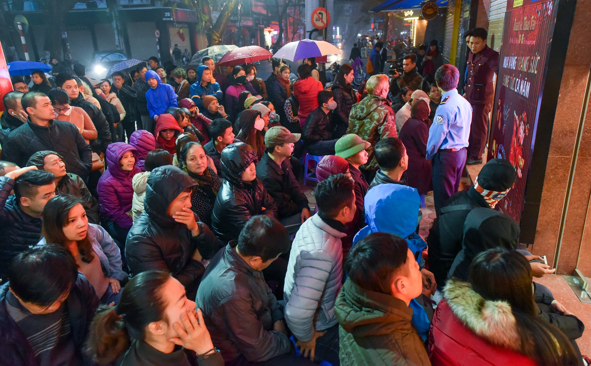 Doi mua ret, xep hang tu 5h van khong mua duoc vang ngay Than Tai hinh anh