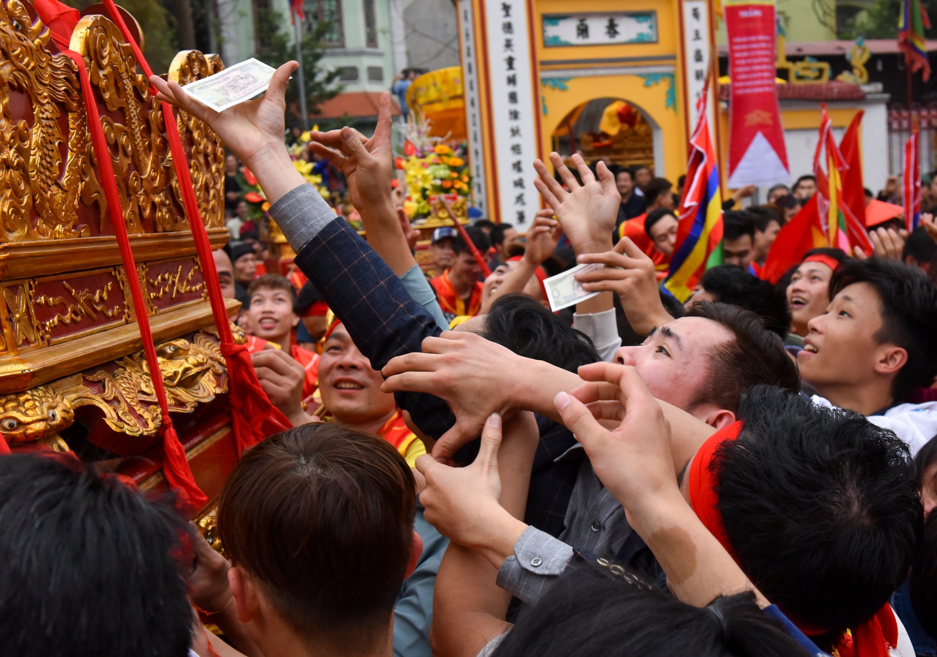Thi nhau hung tien 'vua, chua' ban tai hoi den Sai hinh anh
